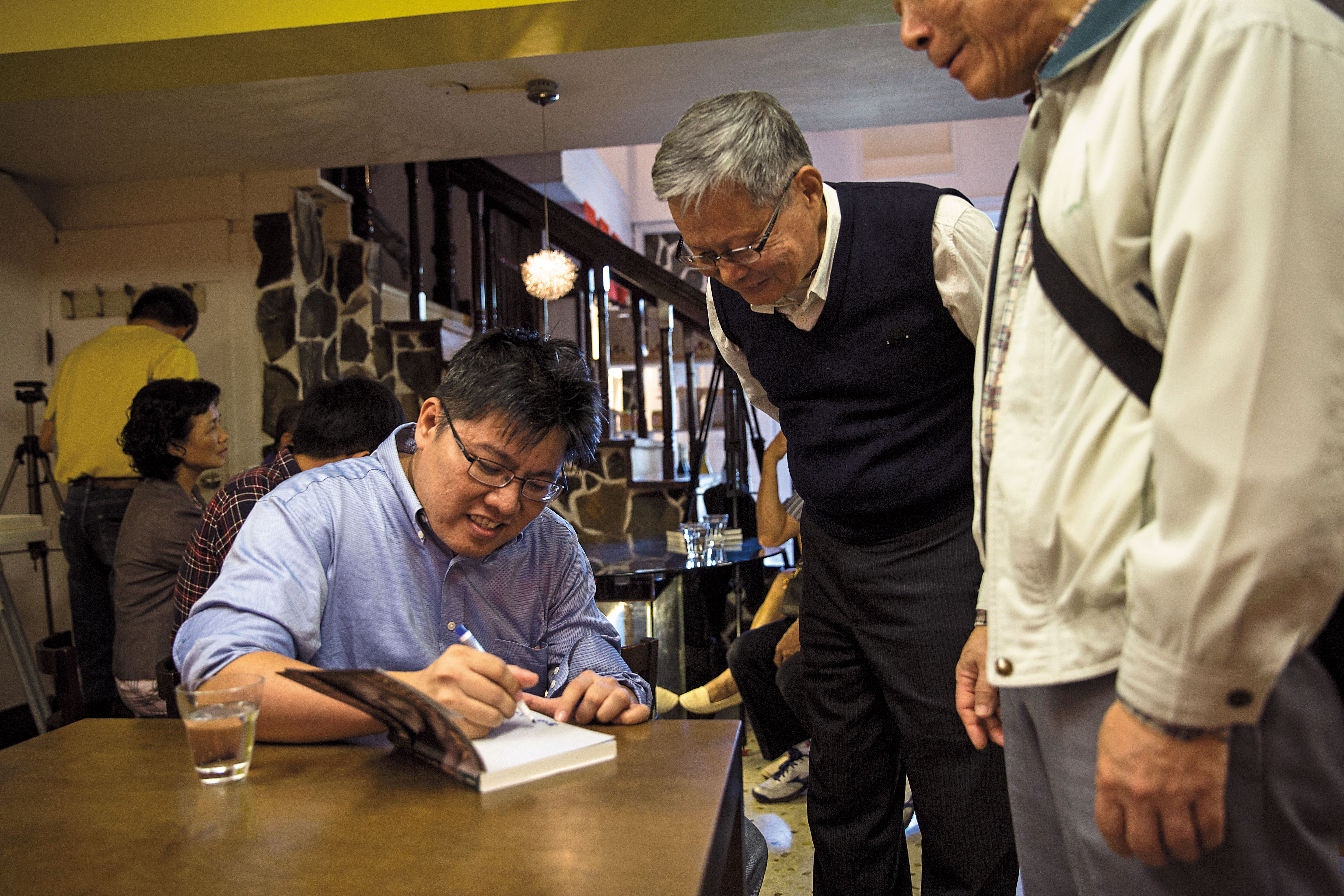 11月中,邱顯智在台中的魚麗人文主題書店舉辦《我袂放你一個人》新書座談會,有不少讀者現身支持。