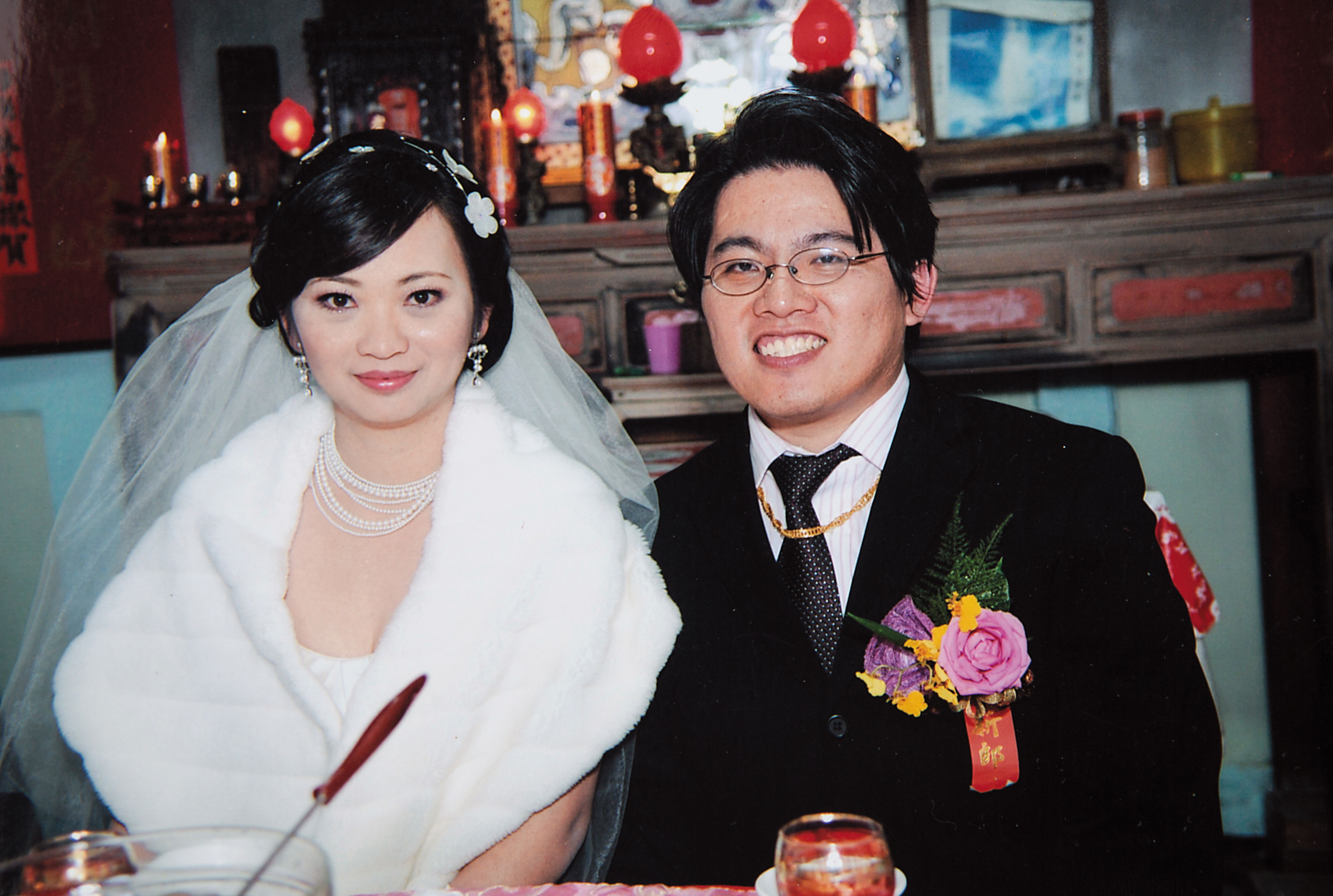 邱顯智(右)執業6年多,經手許多義務案,賺不了大錢,他時常開玩笑說,多虧老婆黃琬婷(左)力挺,不然早就離婚了。(邱顯智提供)