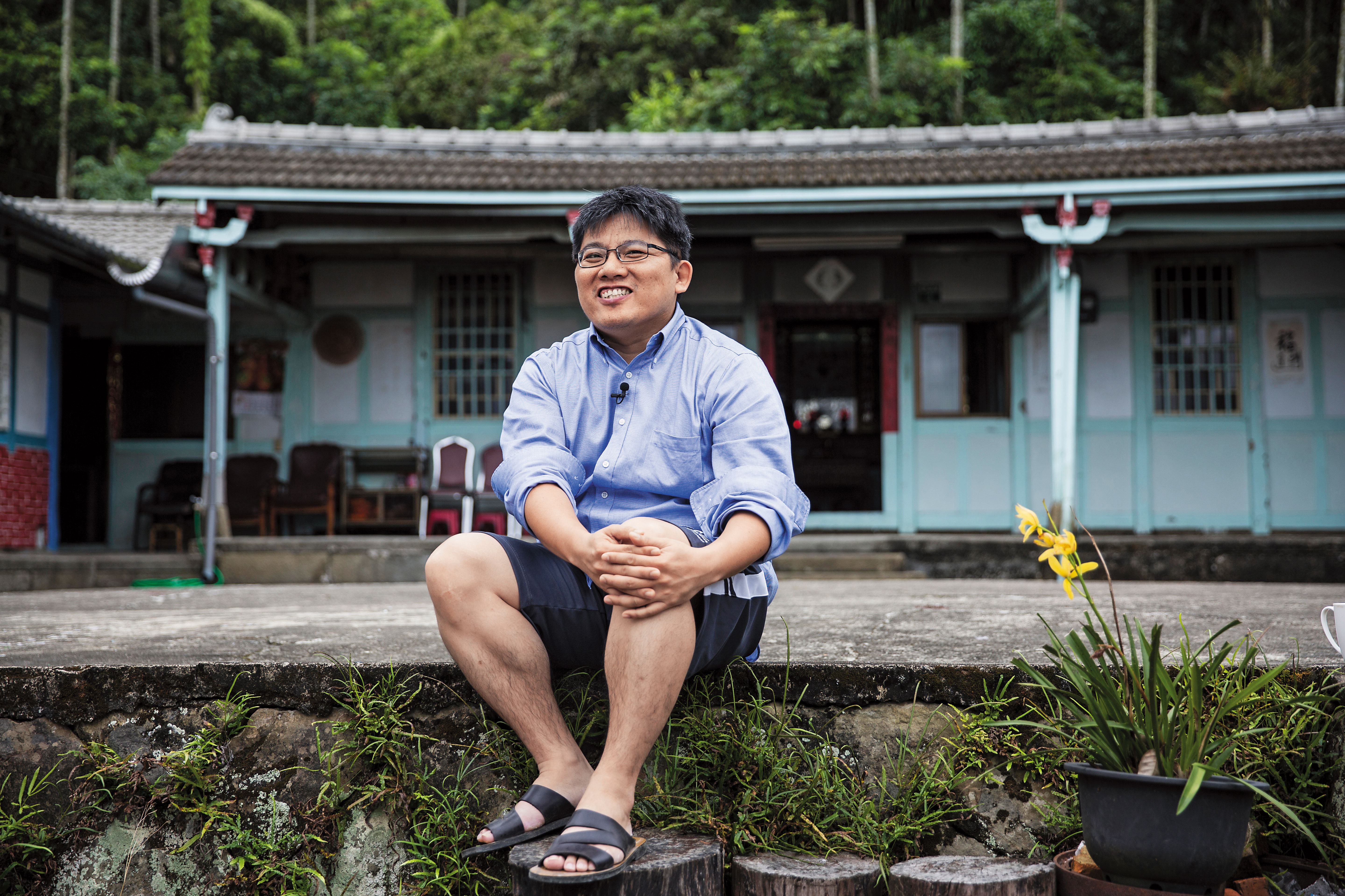 邱顯智說自己是律師，也是農民。邱家靠種龍眼維生，從小他就成長在這純樸的三合院落，也因此造就了有別於其他律師的草根性格。