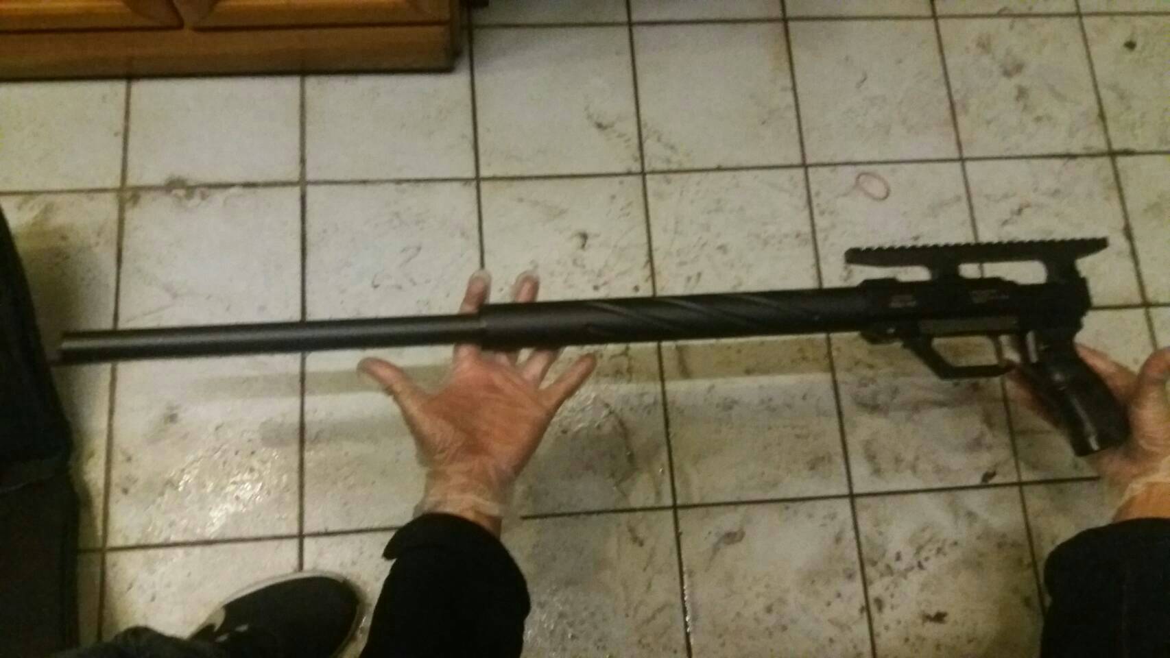 原矢口否認改裝車行的2名李姓男子，最終在警方曉以大義後於新店起出作案用的空氣長槍。（警方提供）