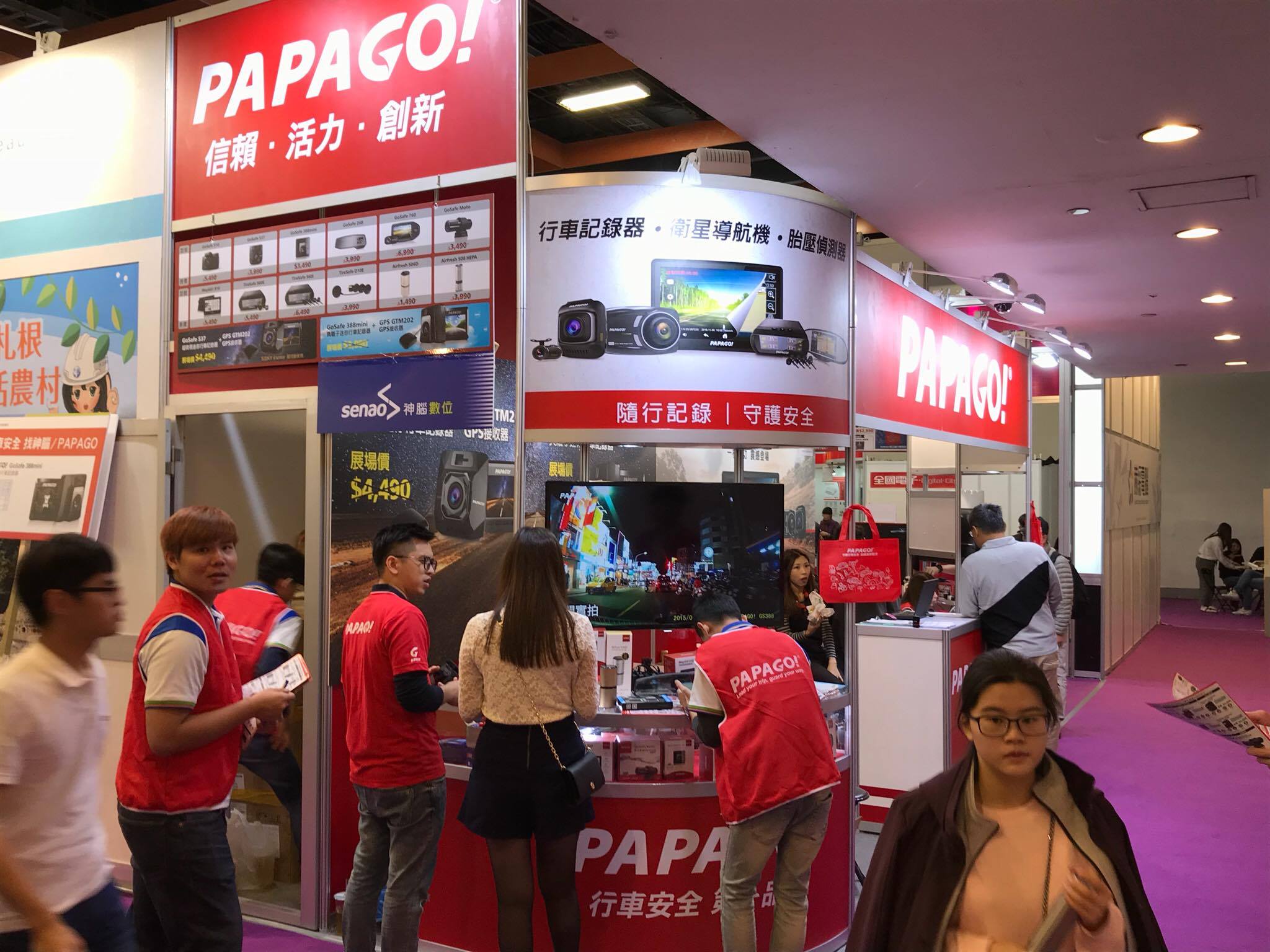 資訊月開跑，PAPAGO新推出的RAY電子後視鏡，詢問度逾6成。