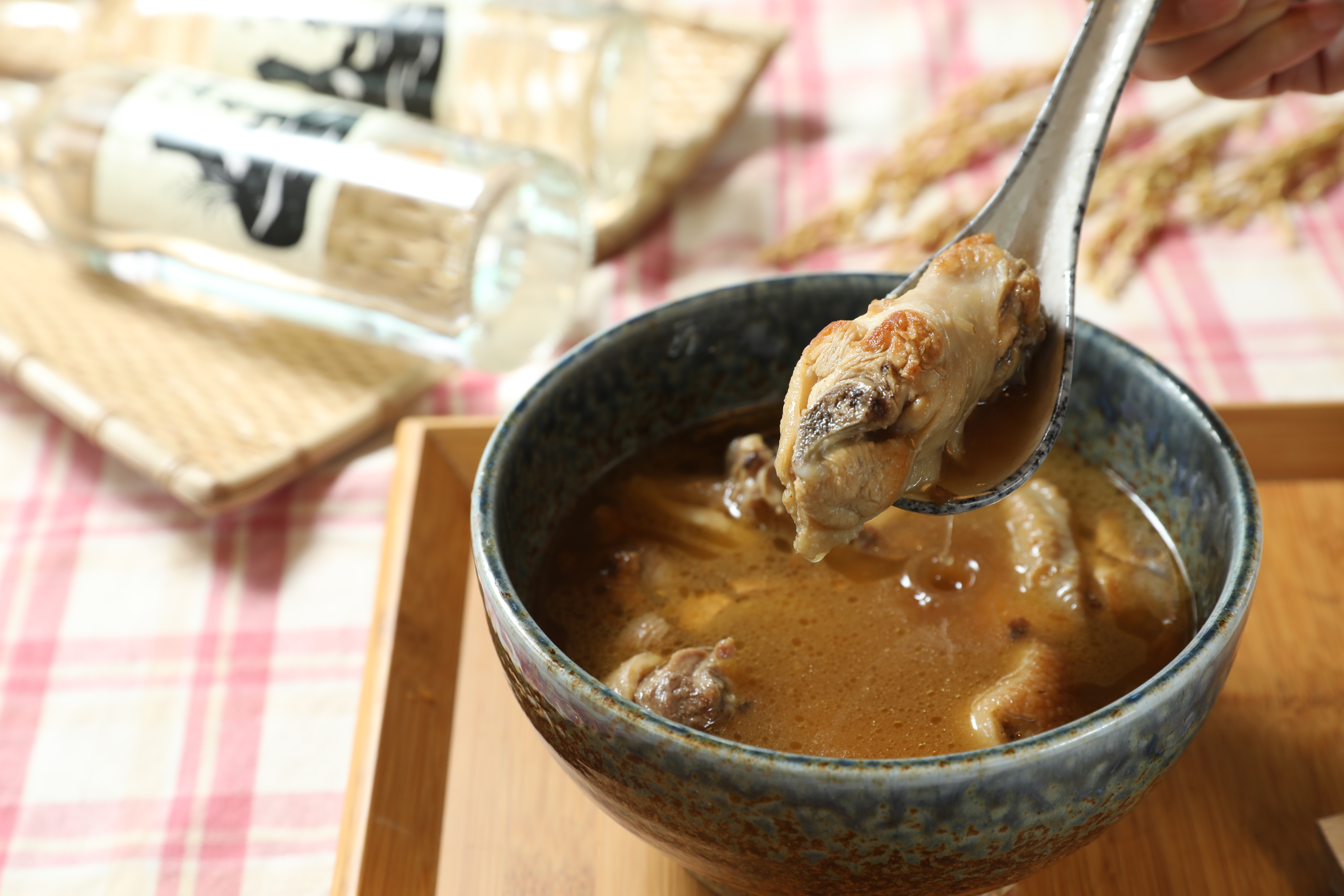 好的純米米酒，能勾引出麻油雞的美味靈魂。