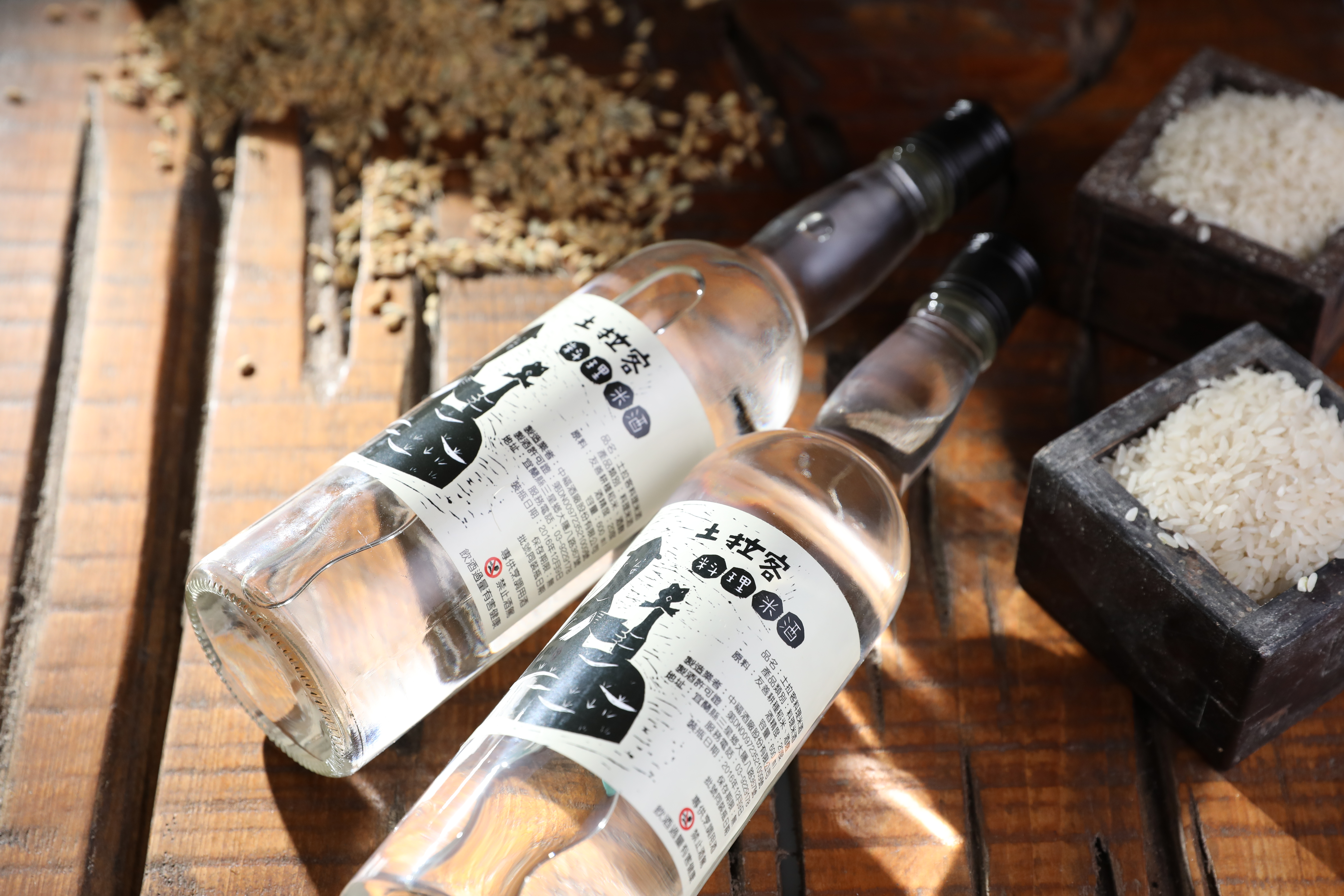 「土拉客純釀米酒」是料理好幫手，米香清甜，20度濃淡合宜。（180元／600ml）