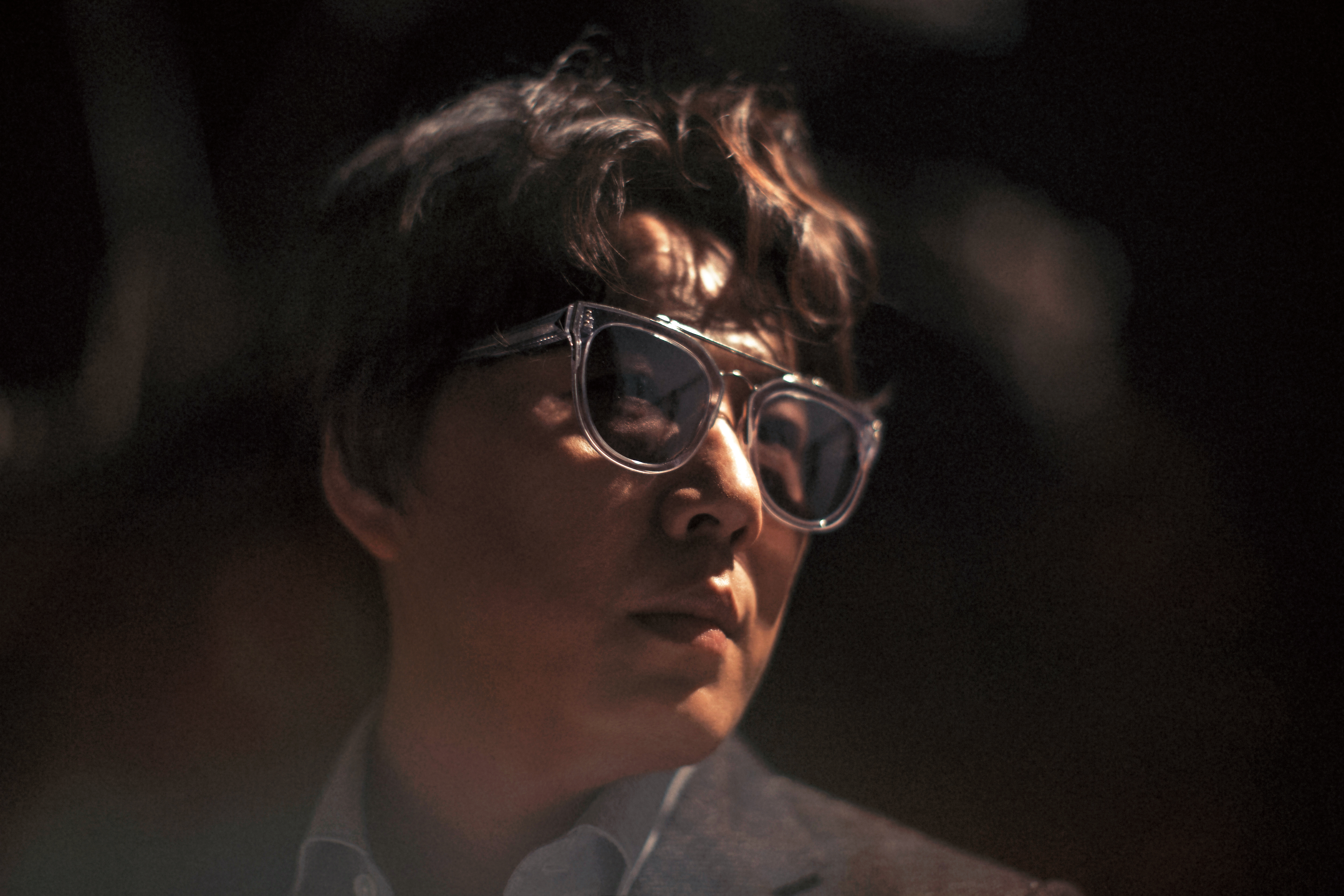 蕭煌奇對於周遭的人事物， 隨時都是「耳聽四面」的狀態， 只是他沒刻意表現出來， 有時你也以為他在發呆。