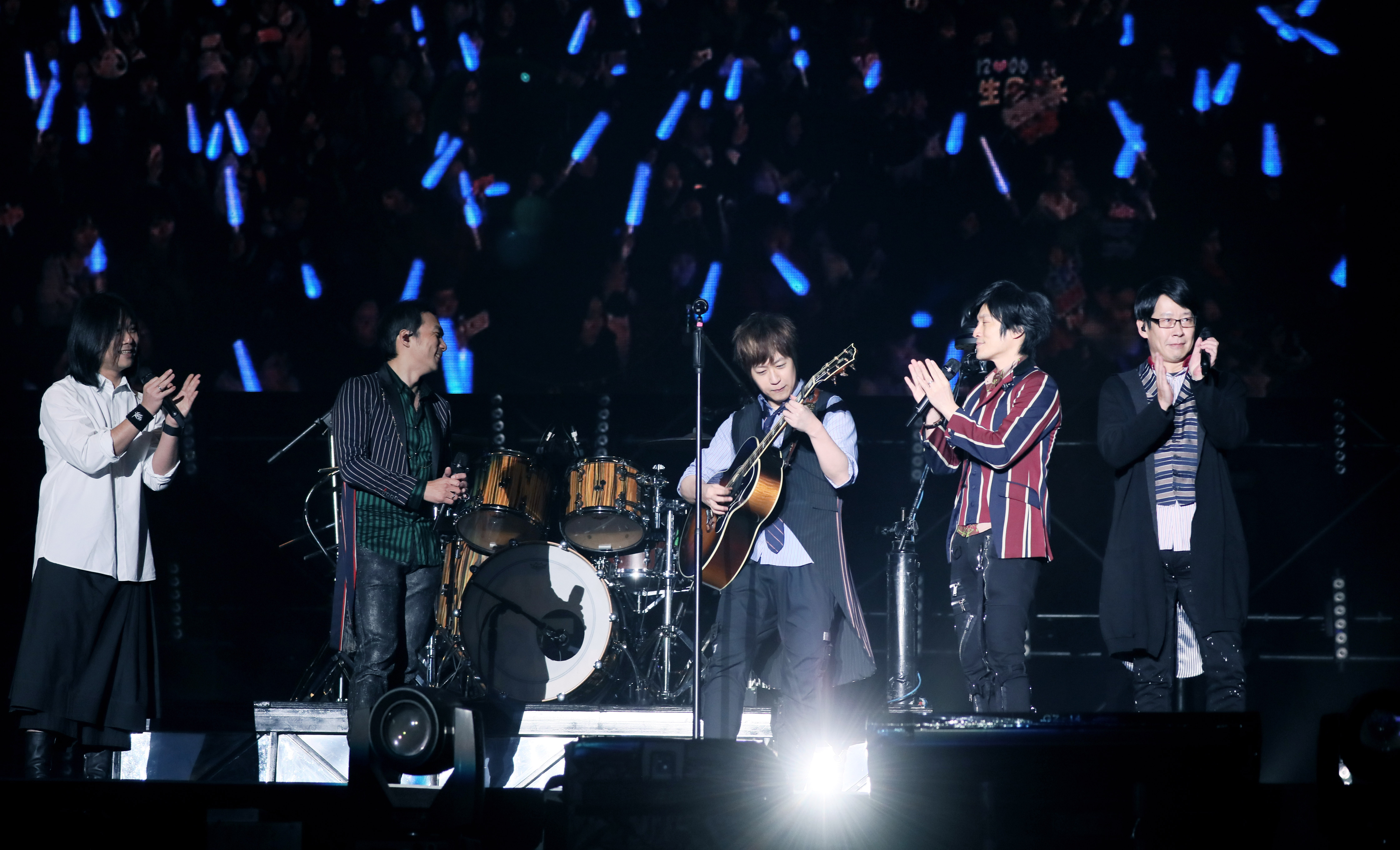 五月天上海開唱，6日生日的阿信改拿吉他，為其他4位團員組成的男孩團體「老虎隊」伴奏。