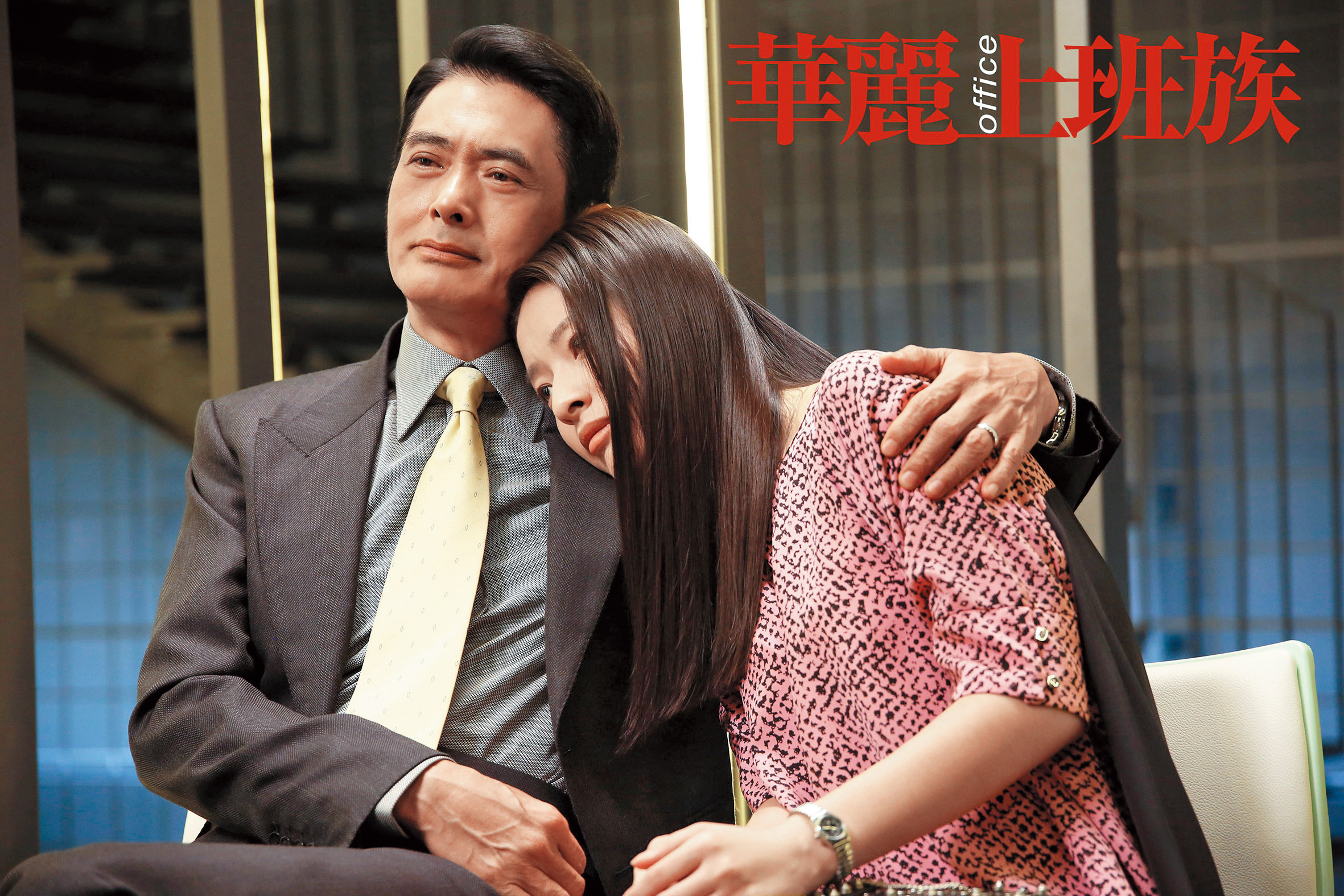 郎月婷的第二部戲《華麗上班族》就演周潤發的女兒,有不少對手戲。出道至今郎月婷一直有大咖扶持,運氣好到爆。(翻攝自微博)