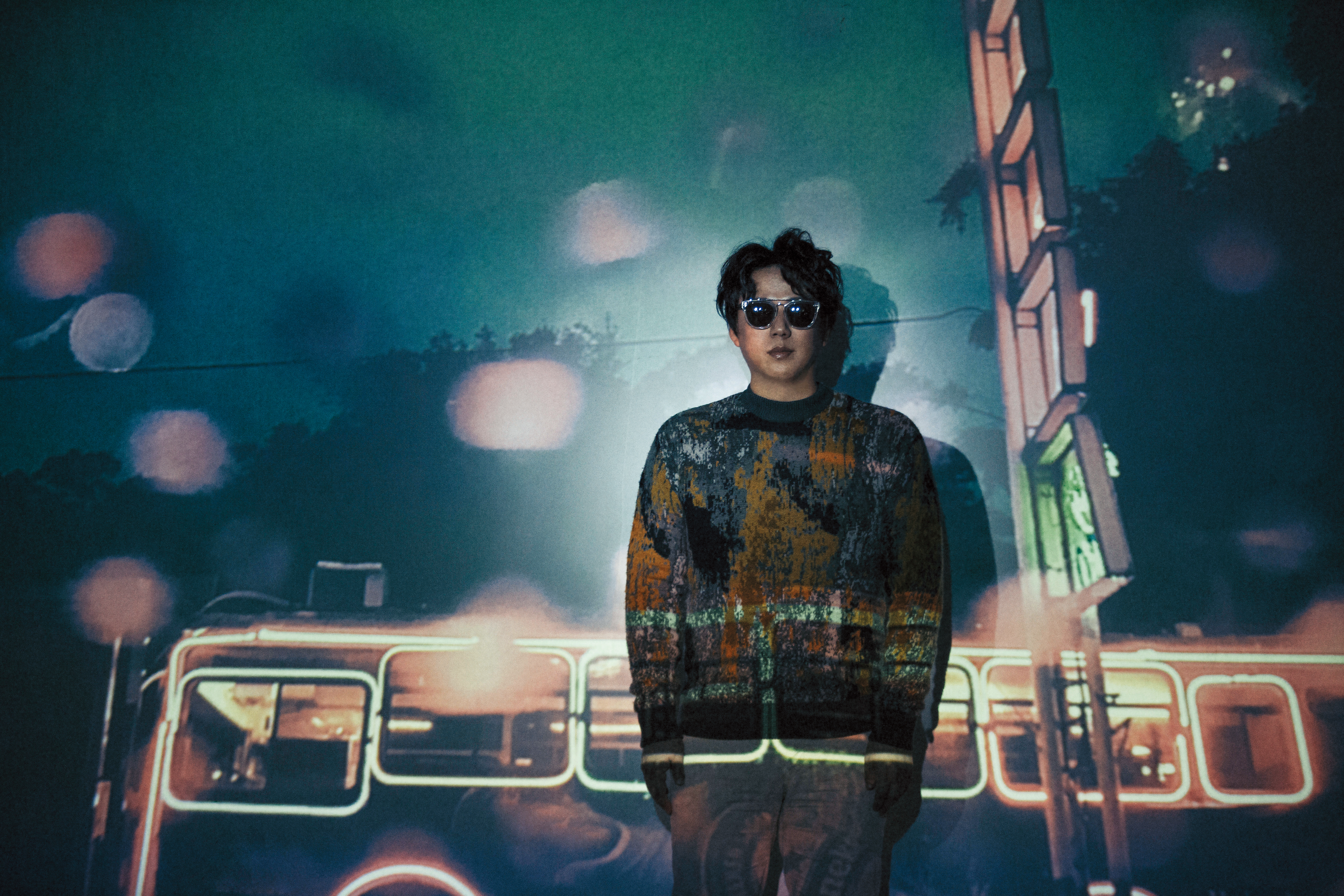 每次聽到蕭煌奇的〈末班車〉，總有一股冷上心頭的感覺，好像提醒人們該回家了。「說不定捷運以後最後一班車都放，這樣大家就知道快上車。」他笑說。