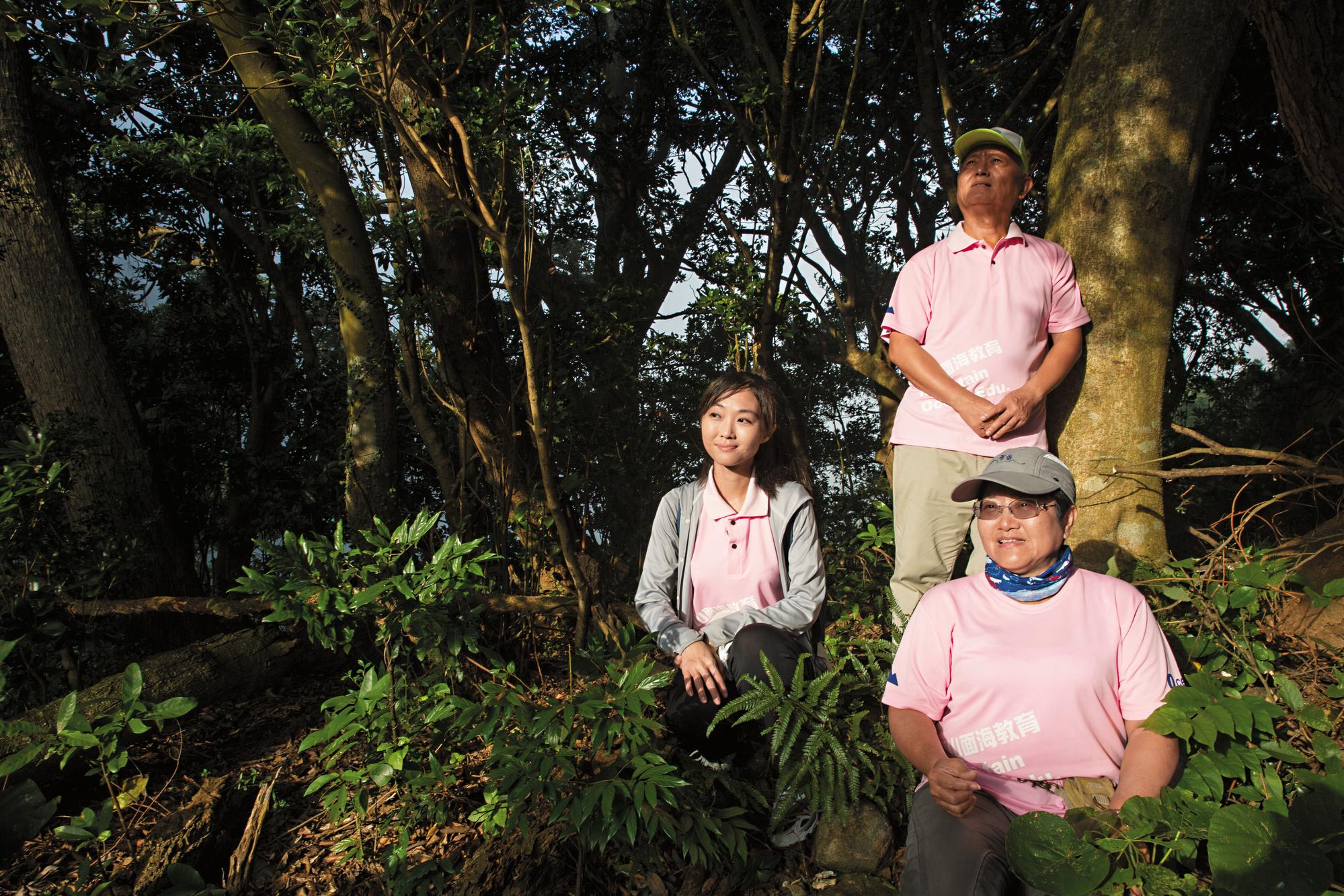 杜麗芳(右)、張俊卿(中)帶我們去爬北投貴子坑,這是他們帶張博崴從小出遊的地方。左為張博崴的姊姊張舒涵。
