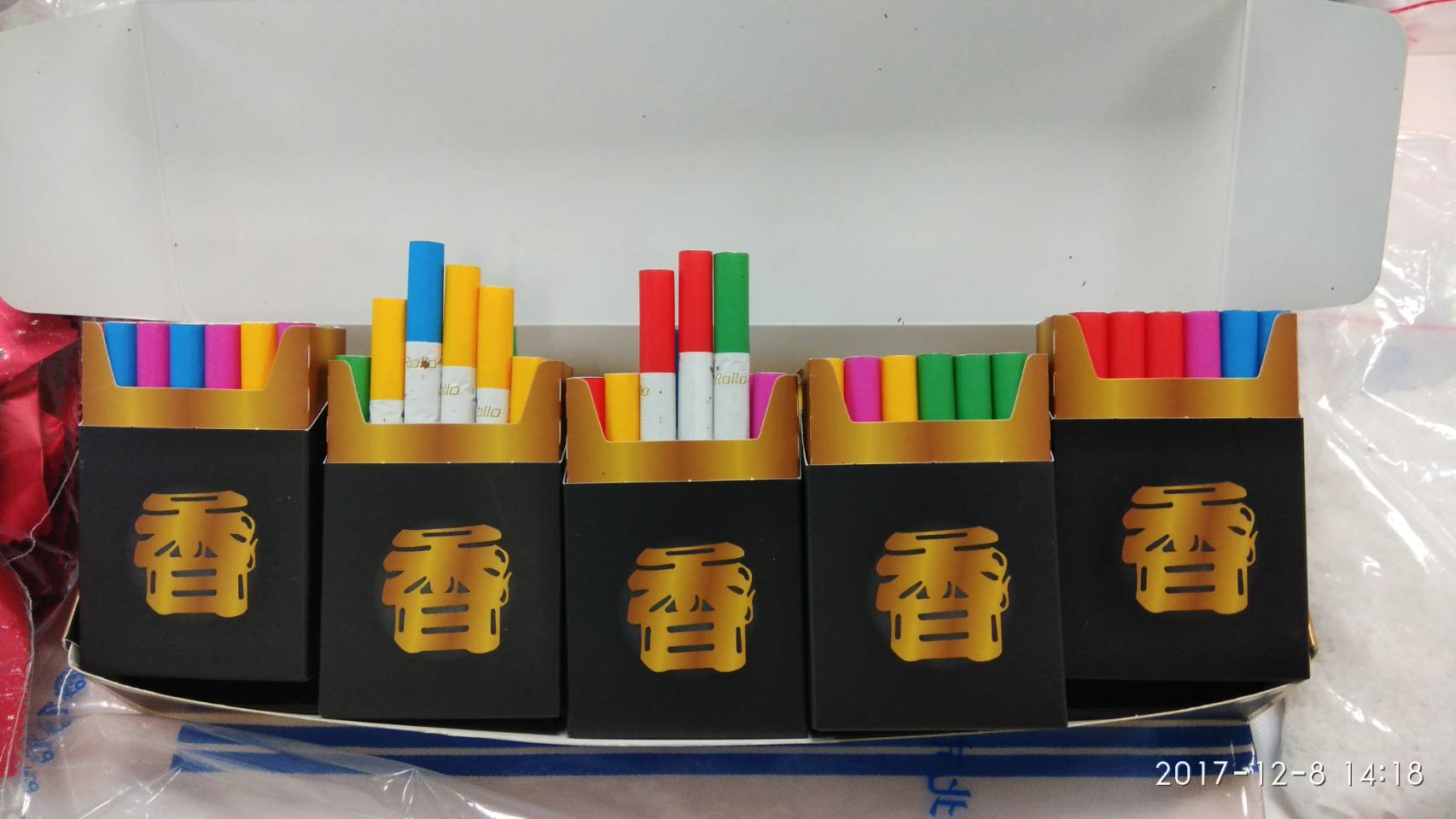 近日市場上流傳的新興三級毒品「彩虹菸」，可吐出絢麗七彩的煙霧，藉以吸引年輕人施用。（警方提供）