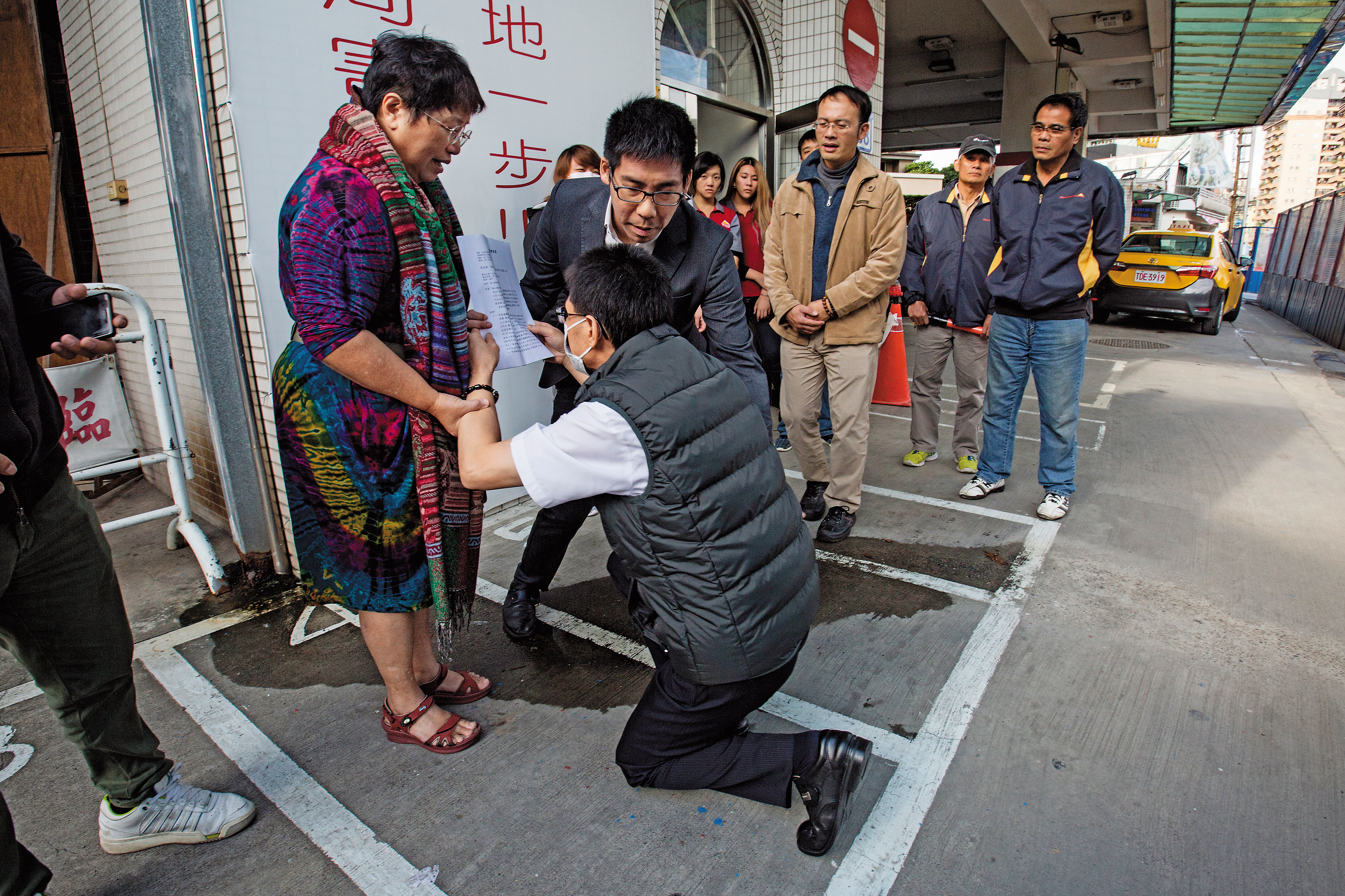 捷七聯開案恐強拆加油站，加油站員工向北市廉政委員王小玉、王奕凱下跪陳情。