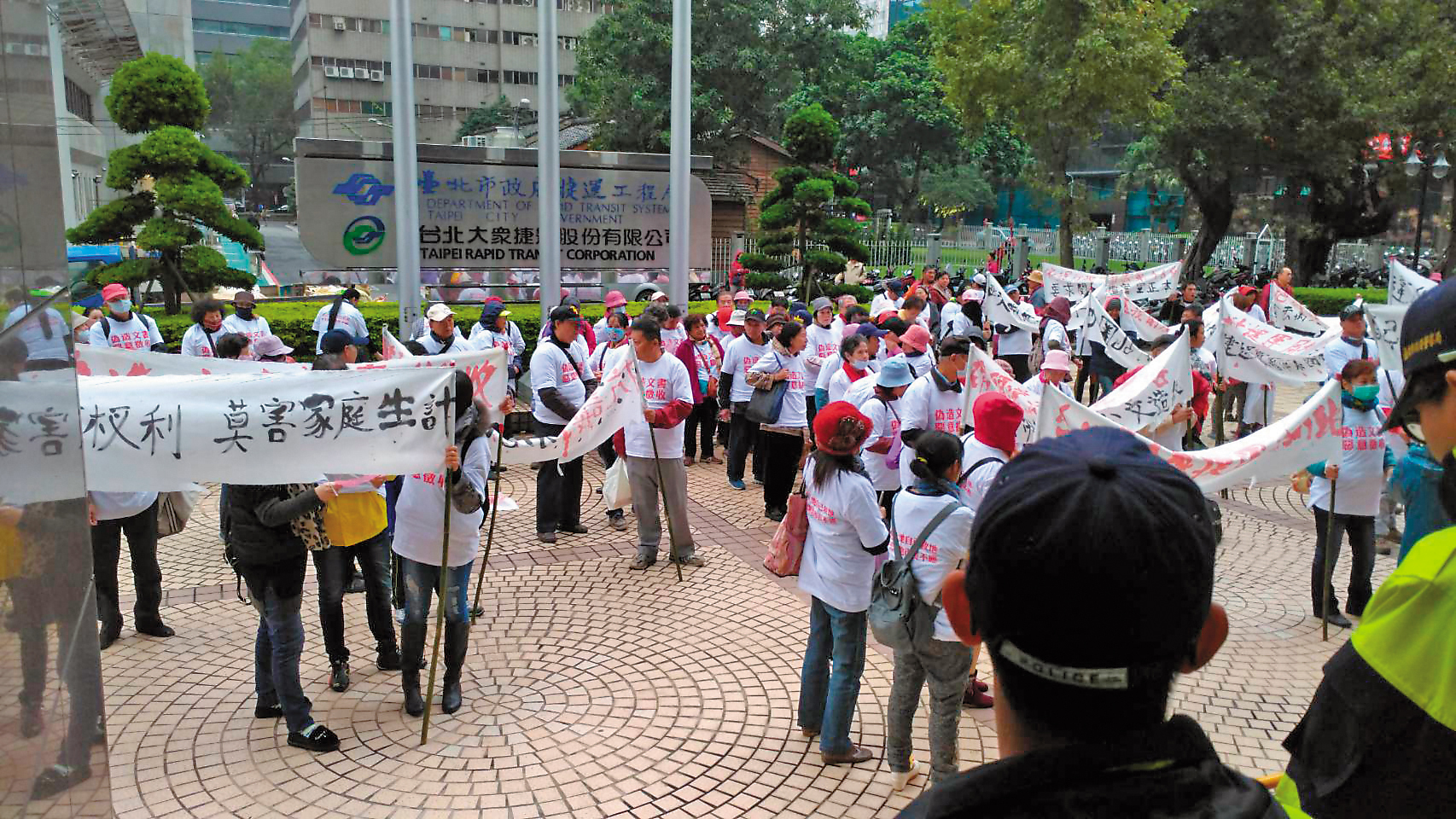 捷運局召開審查會,加油站自救會在場外抗議。