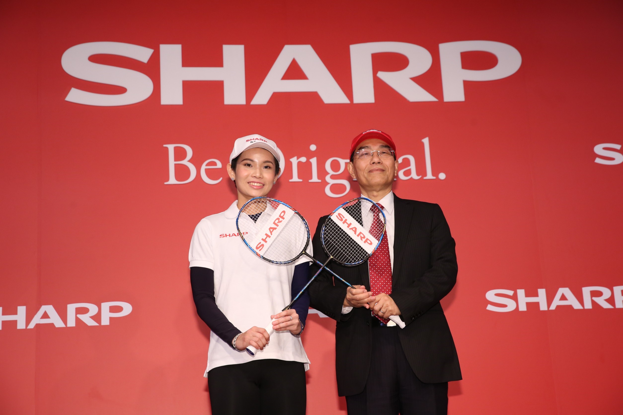 夏普社長戴正吳（右）與羽球球后戴資穎（左）一起出席代言記者會。