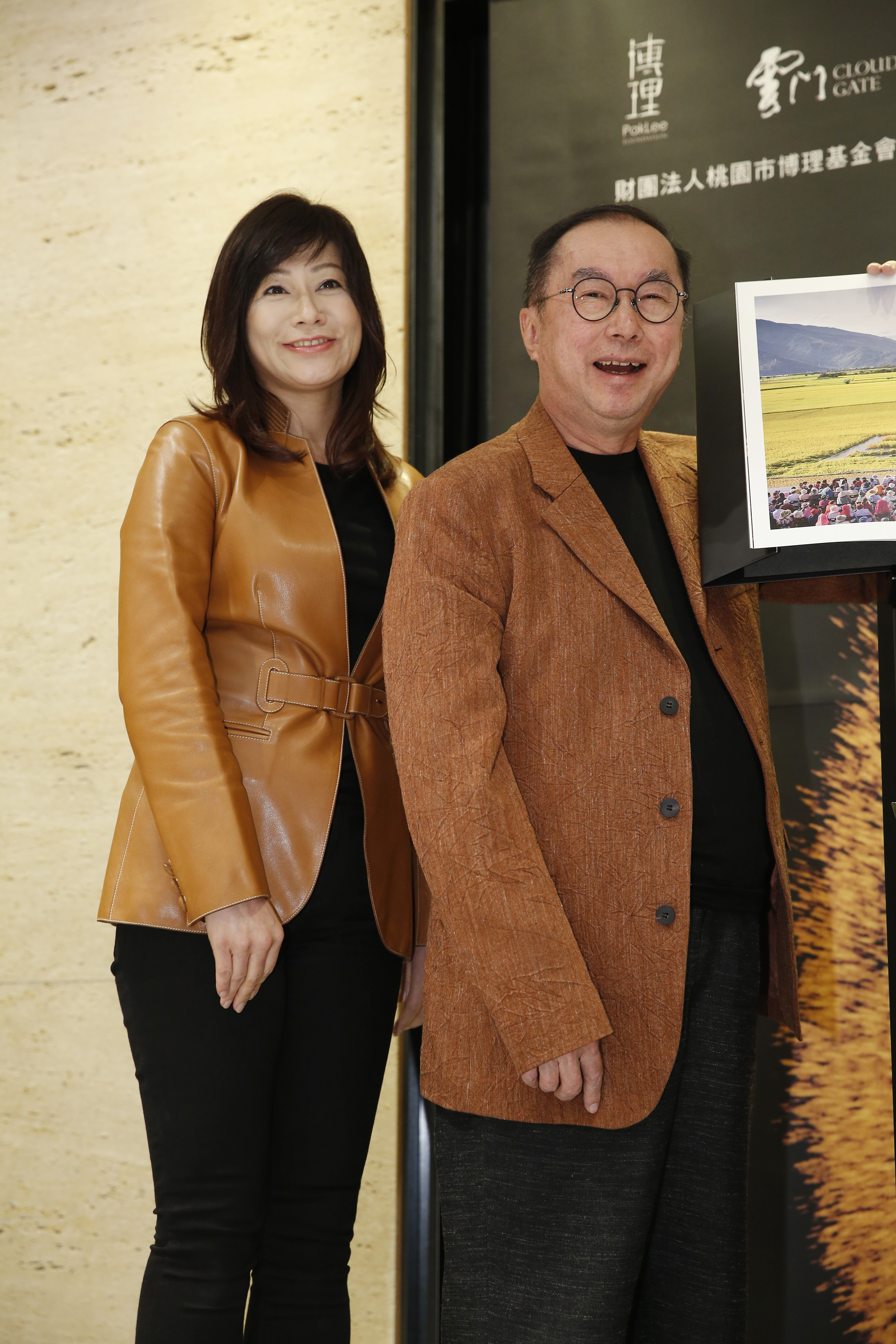 林百里、郭倩如罕見同台，2人還穿著同色系外套。