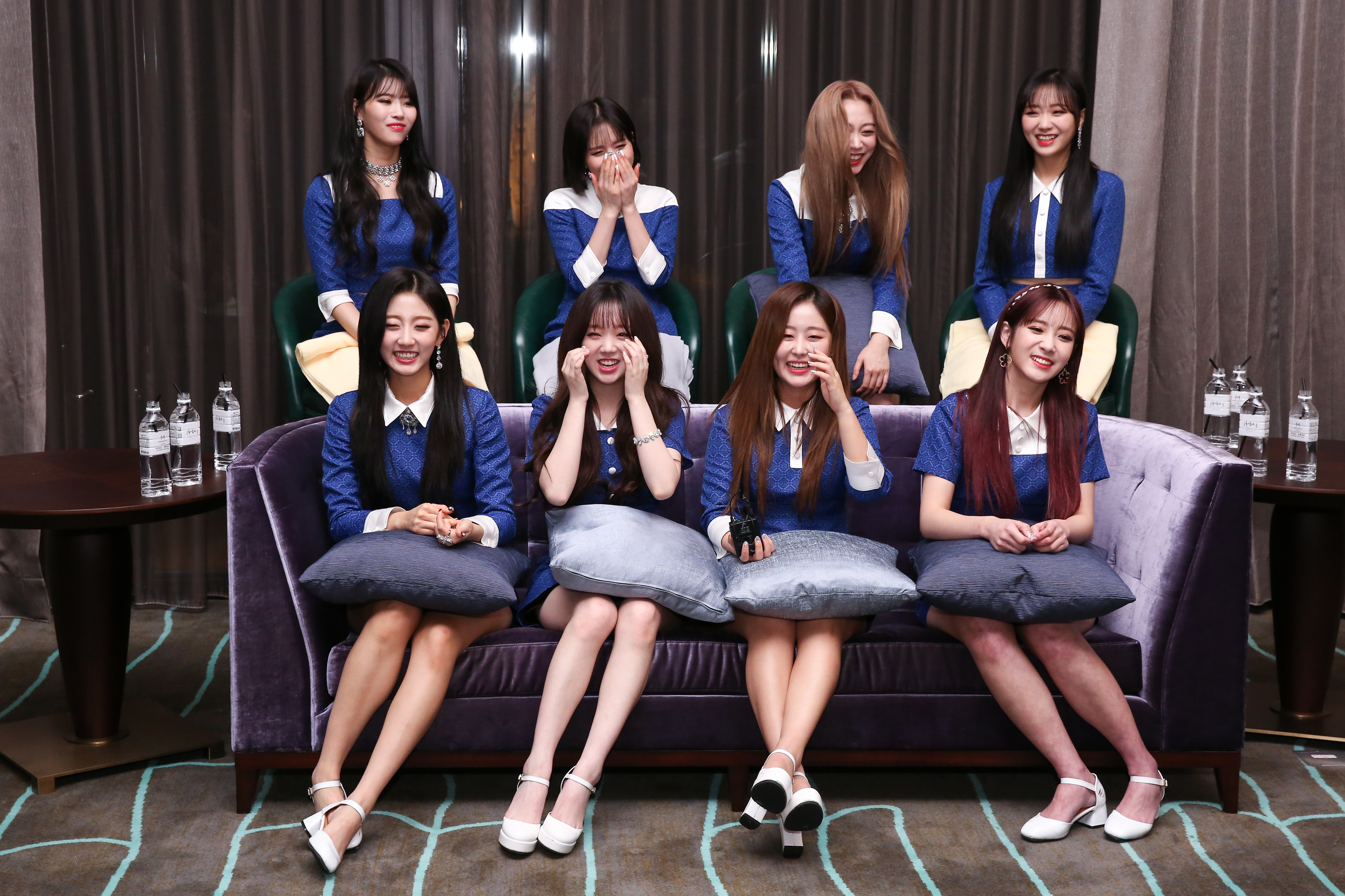 提到美珠（後排左一）在鏡頭前熱情奔放的舉動，Lovelyz成員笑成一團。