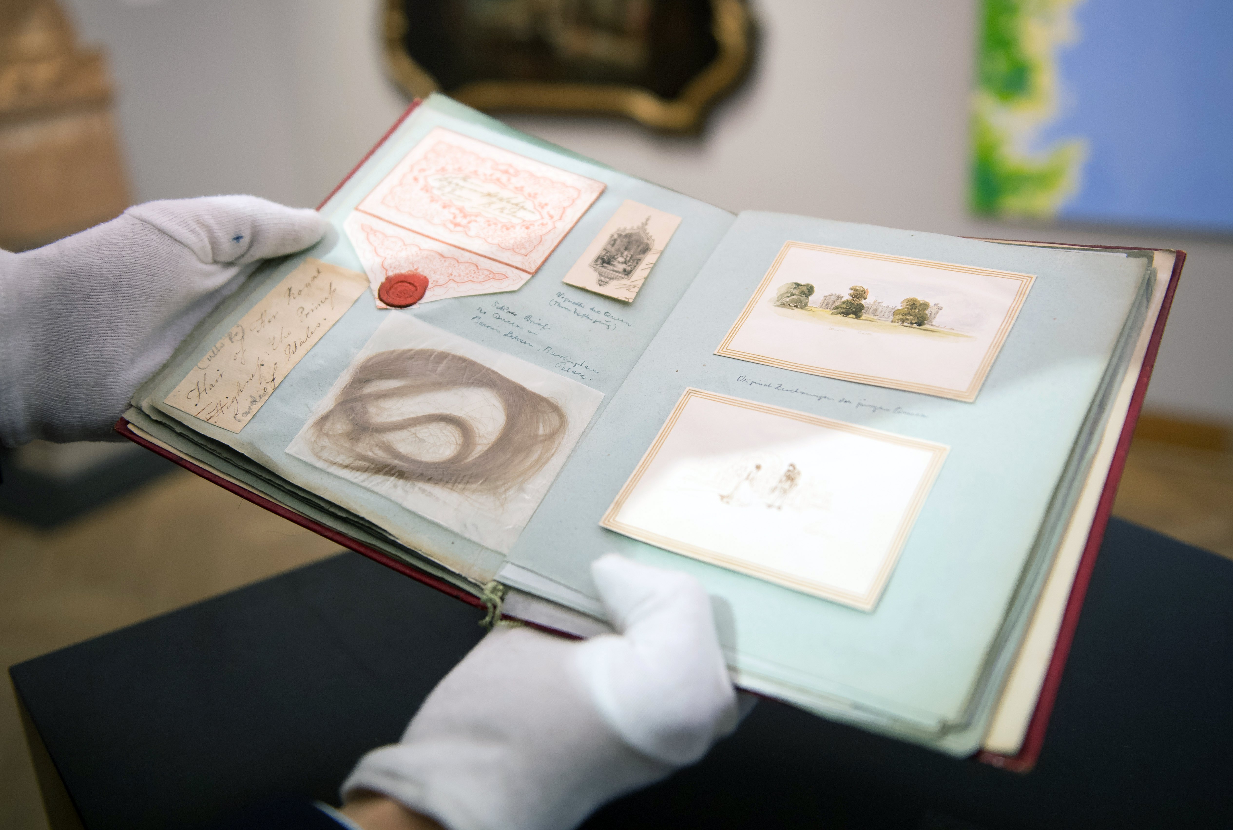 一縷髮絲，一紙塗鴉，都能激起人的懷舊情感。圖為英國維多利亞女王的兒時剪貼簿。（東方IC）