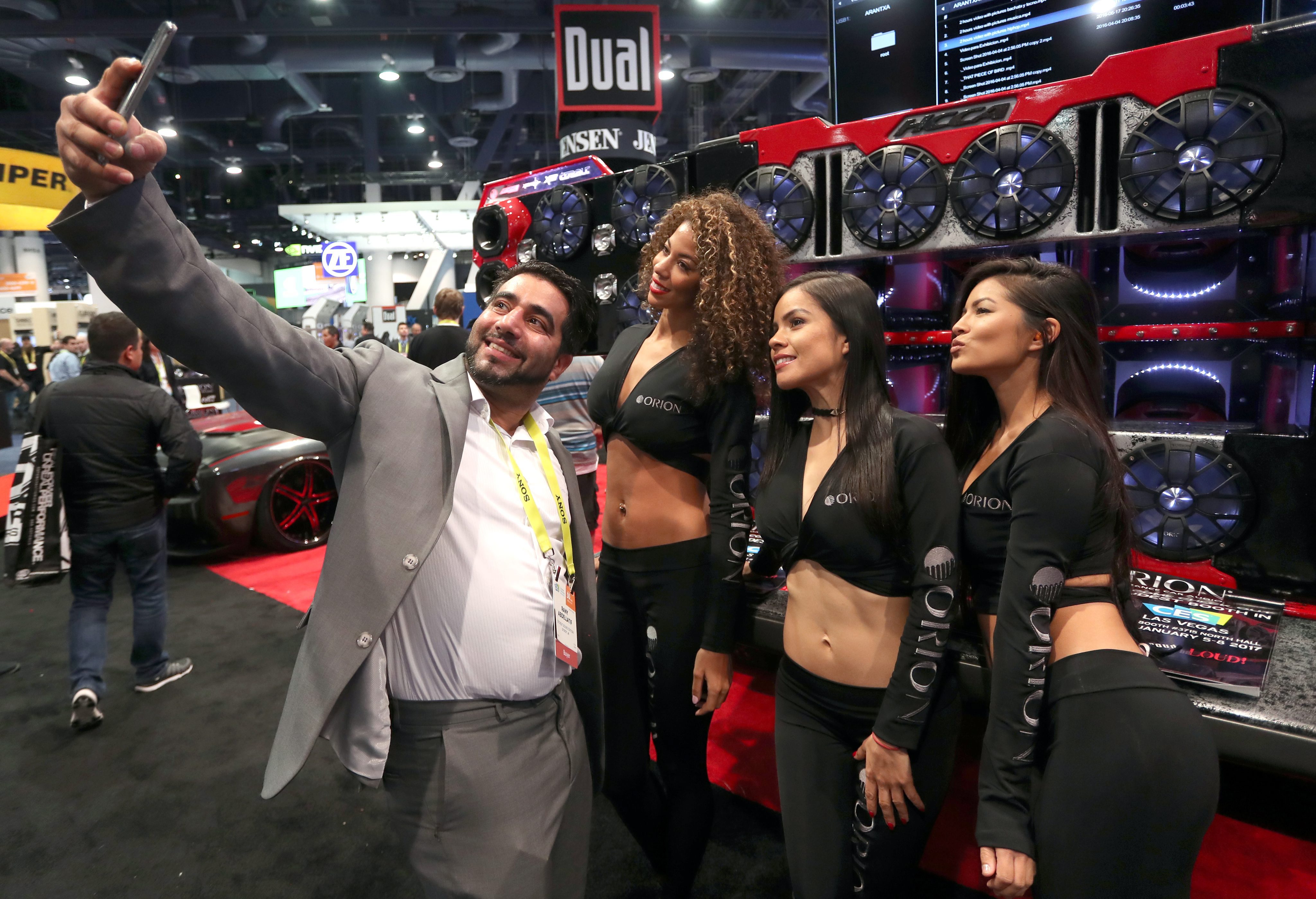 科技業雇用模特兒在展場炒熱氣氛，已行之有年。（東方IC）