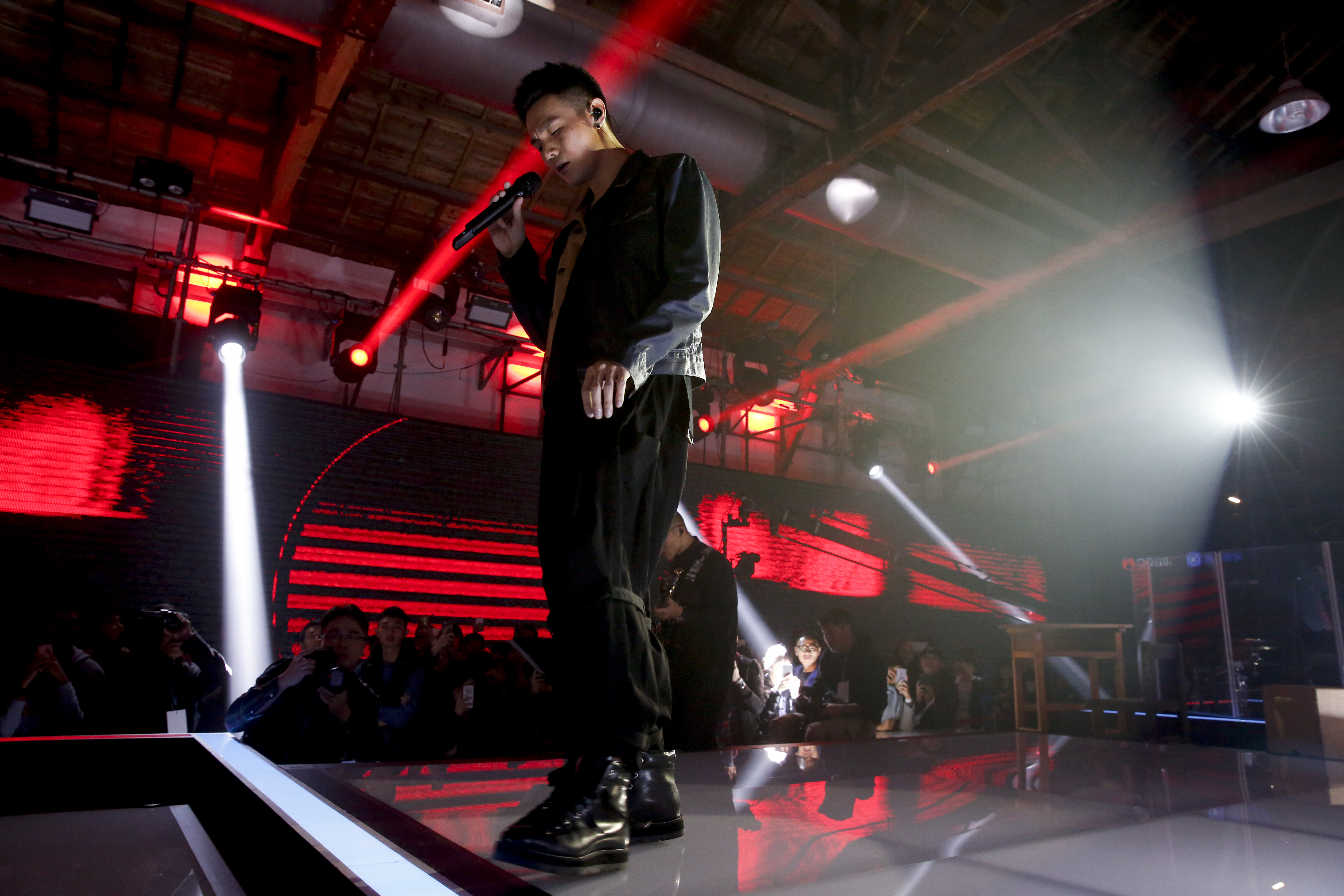 李榮浩帥氣開唱，獨特舞台有如模特兒走秀。