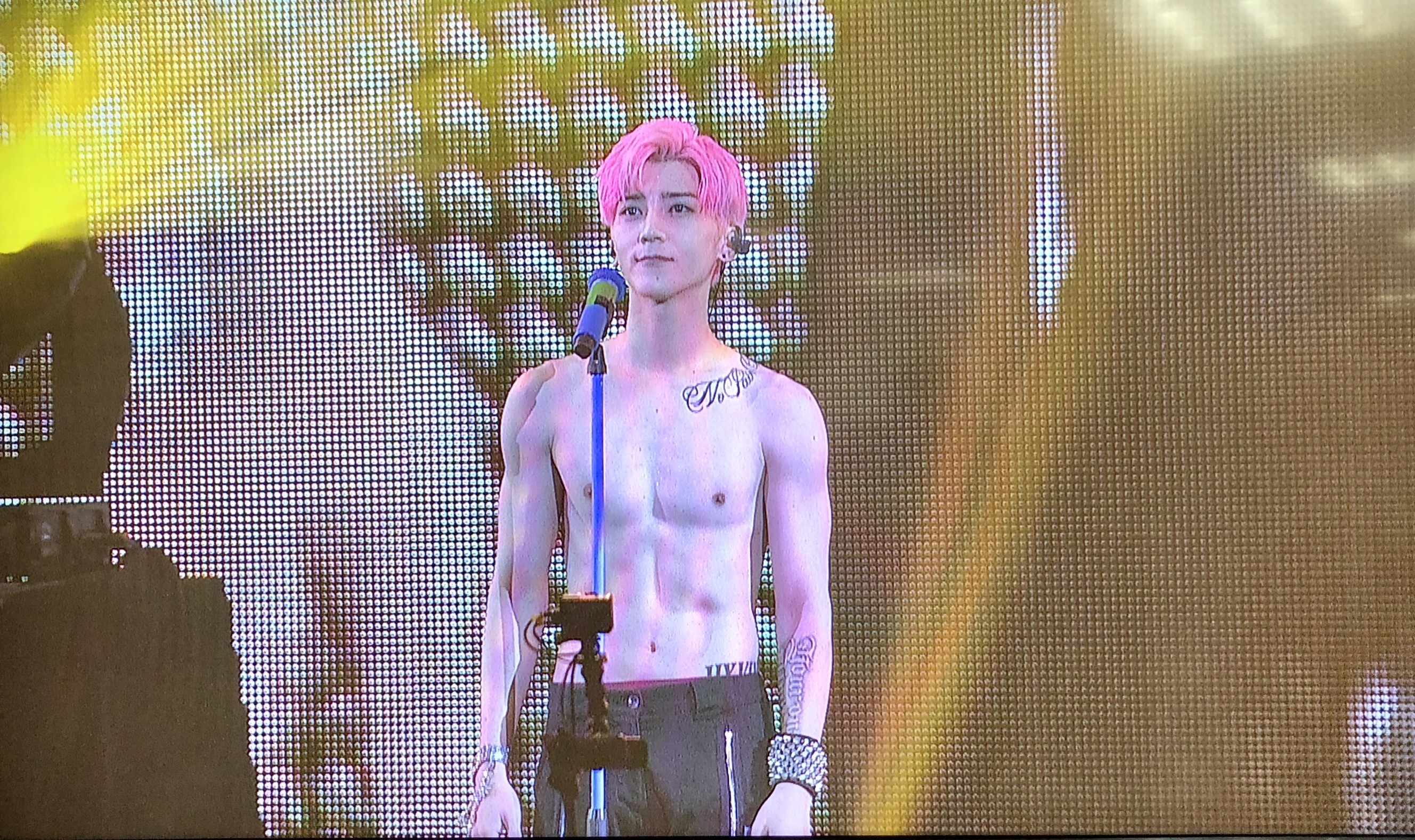 畢書盡秀出精實身材，讓粉絲瘋狂。