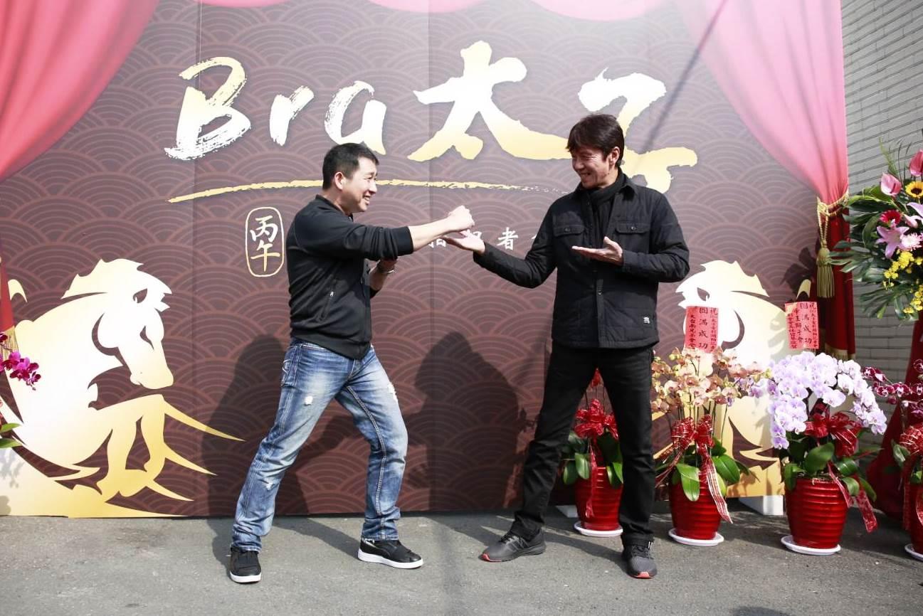 太保(右)和屈中恆合作電影《Bra太子》,分飾幫派角頭,開鏡記者會上先小試身手。(丙午駒電影提供)
