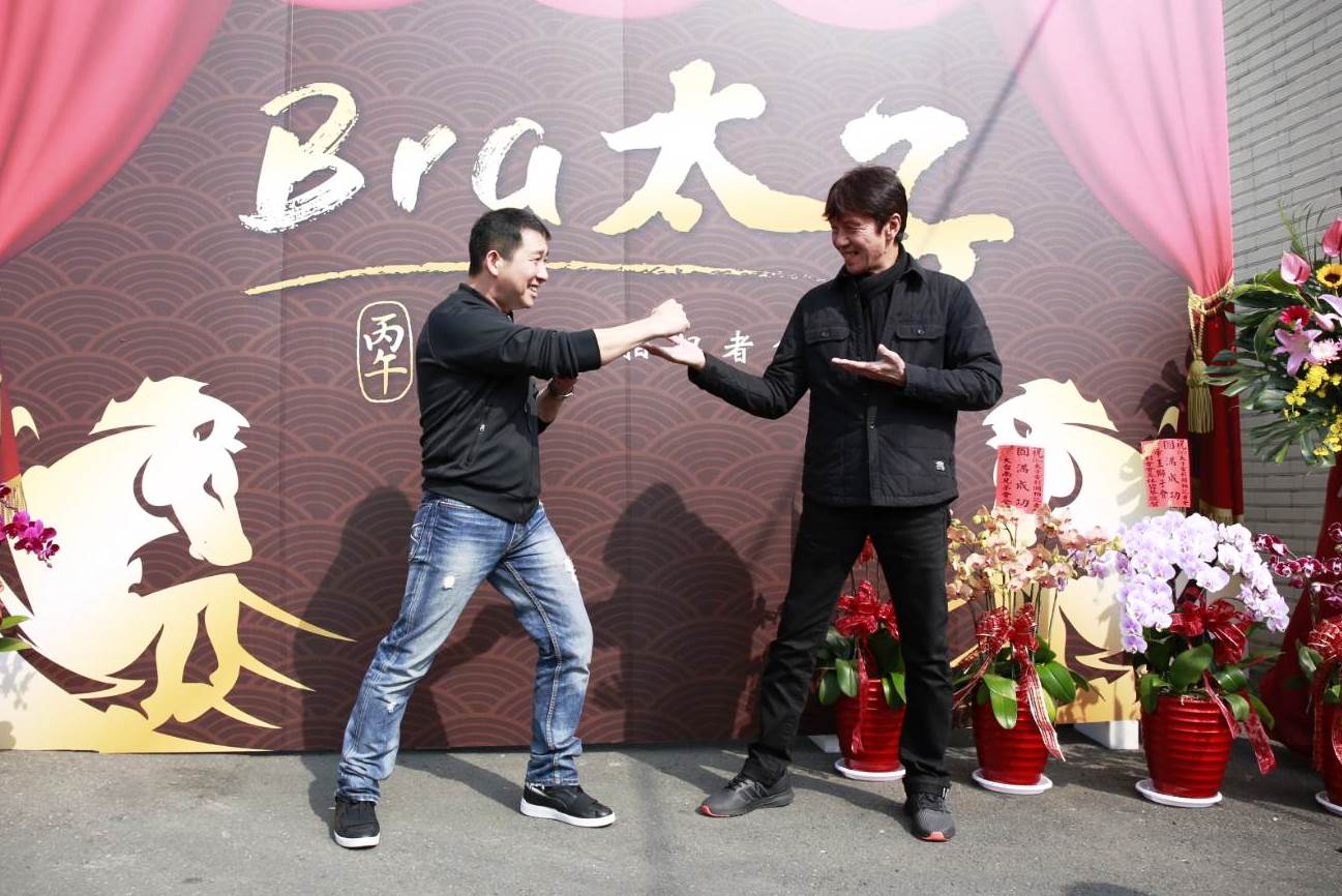太保（右）和屈中恆合作電影《Bra太子》，分飾幫派角頭，開鏡記者會上先小試身手。（丙午駒電影提供）