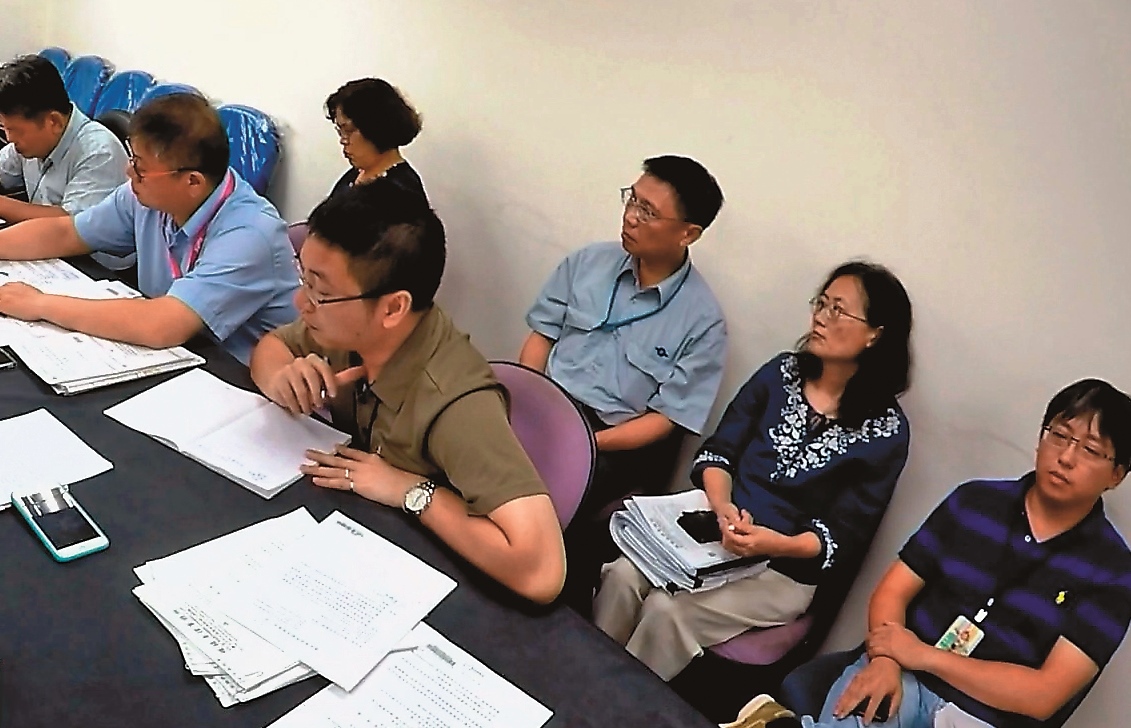 北市府召開協調會，終於揪出是捷運局承辦人員葉智偉（右下）幫議員製作同意書。（讀者提供）