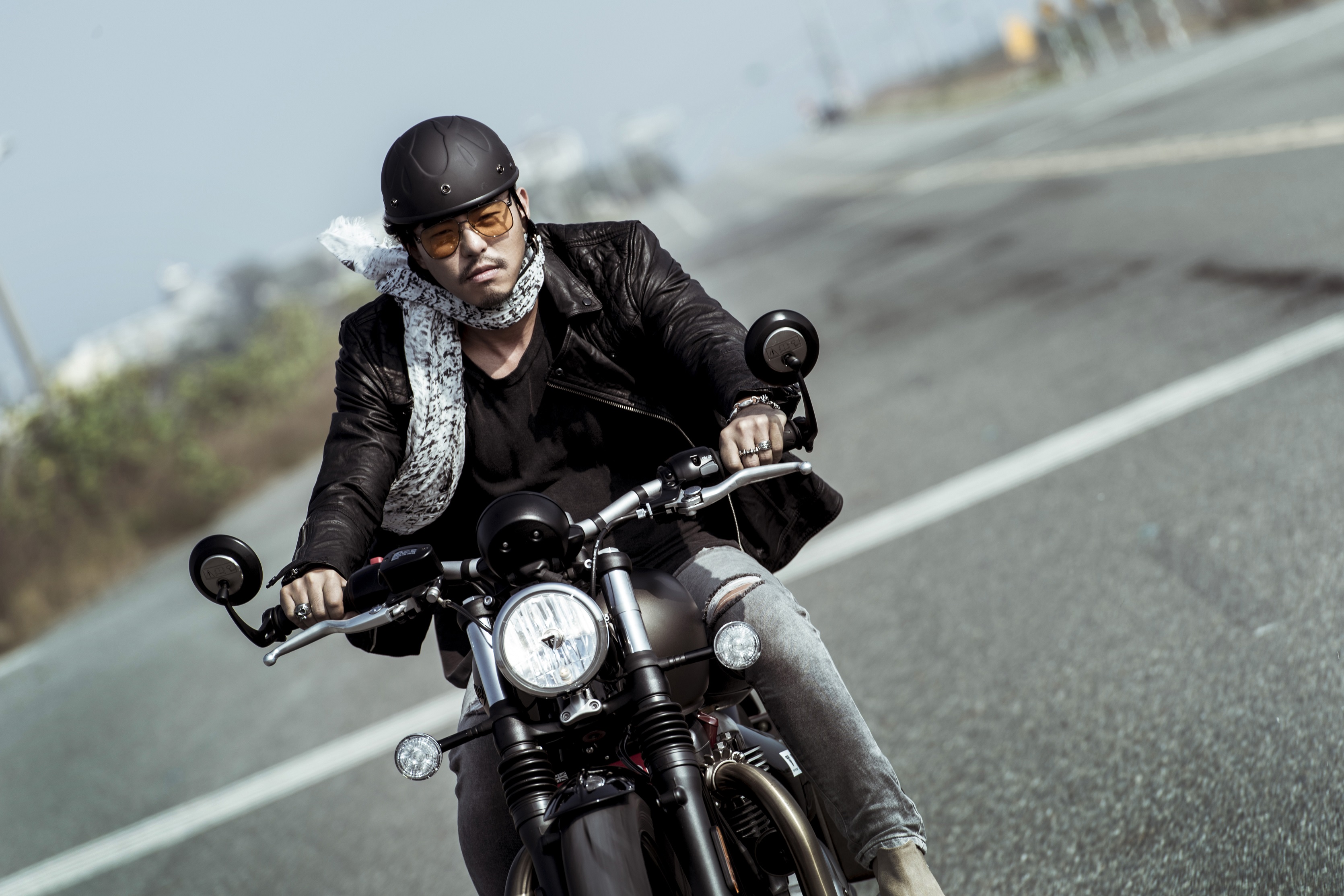 柯有倫騎著重機，呼應父親柯受良的熱血。（種子音樂提供）