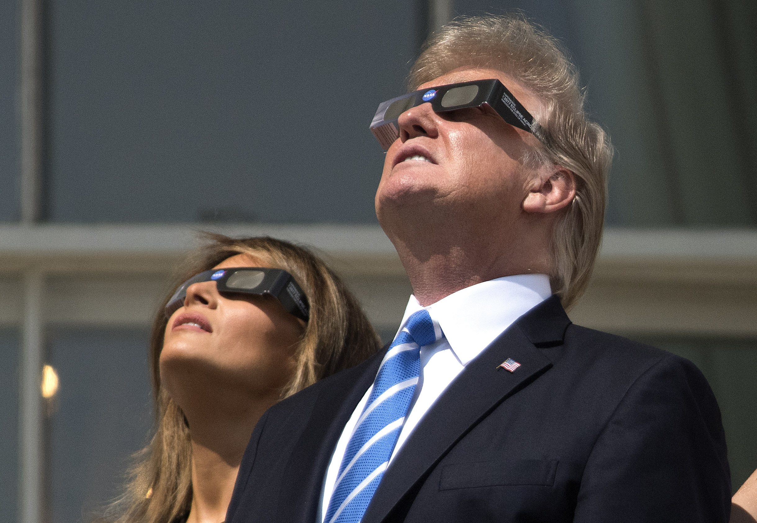 美國8月21號的日蝕現象掀起觀日狂熱，連川普和第一夫人都來湊熱鬧。（東方IC）