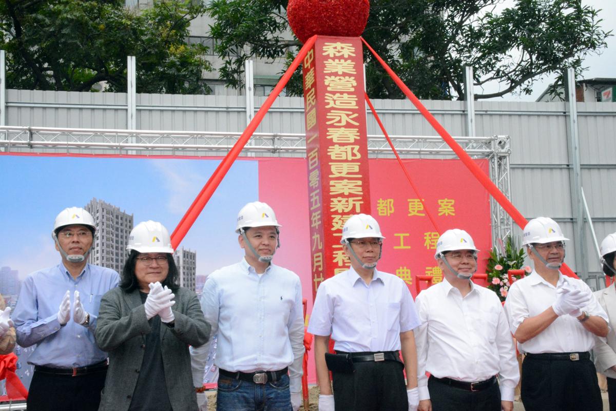 柯文哲(左3)上任後力推都更,還親自出席永春案動工典禮,但現北市府敗訴,等於給了柯P一巴掌。(聯合知識庫)