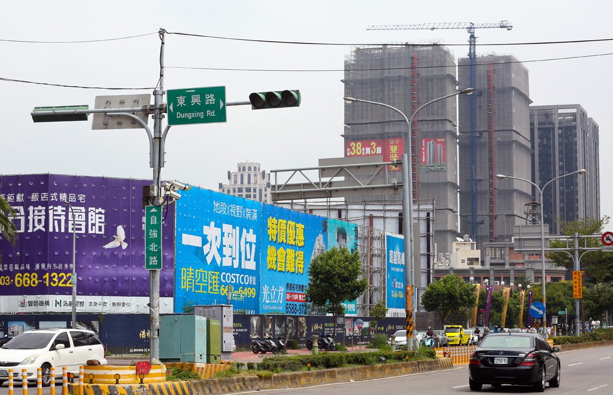 建商喊撤退都更,除釘子戶問題外,另一原因是房價下跌,獲利空間被壓縮,建商乾脆解約或暫緩都更。