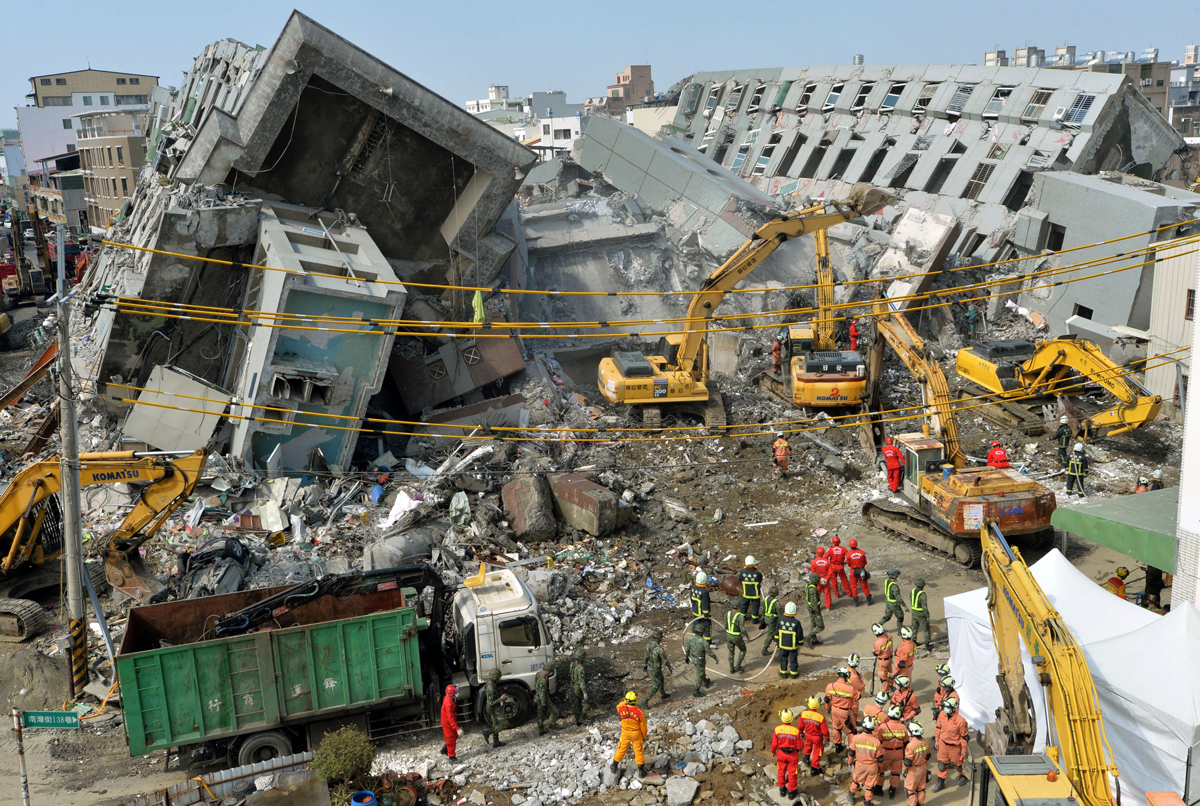 台灣位處地震帶，半數房子屋齡老舊，抗震能力顯然不足，都更其實也是避免居住危機。圖為台南大地震。（東方IC）