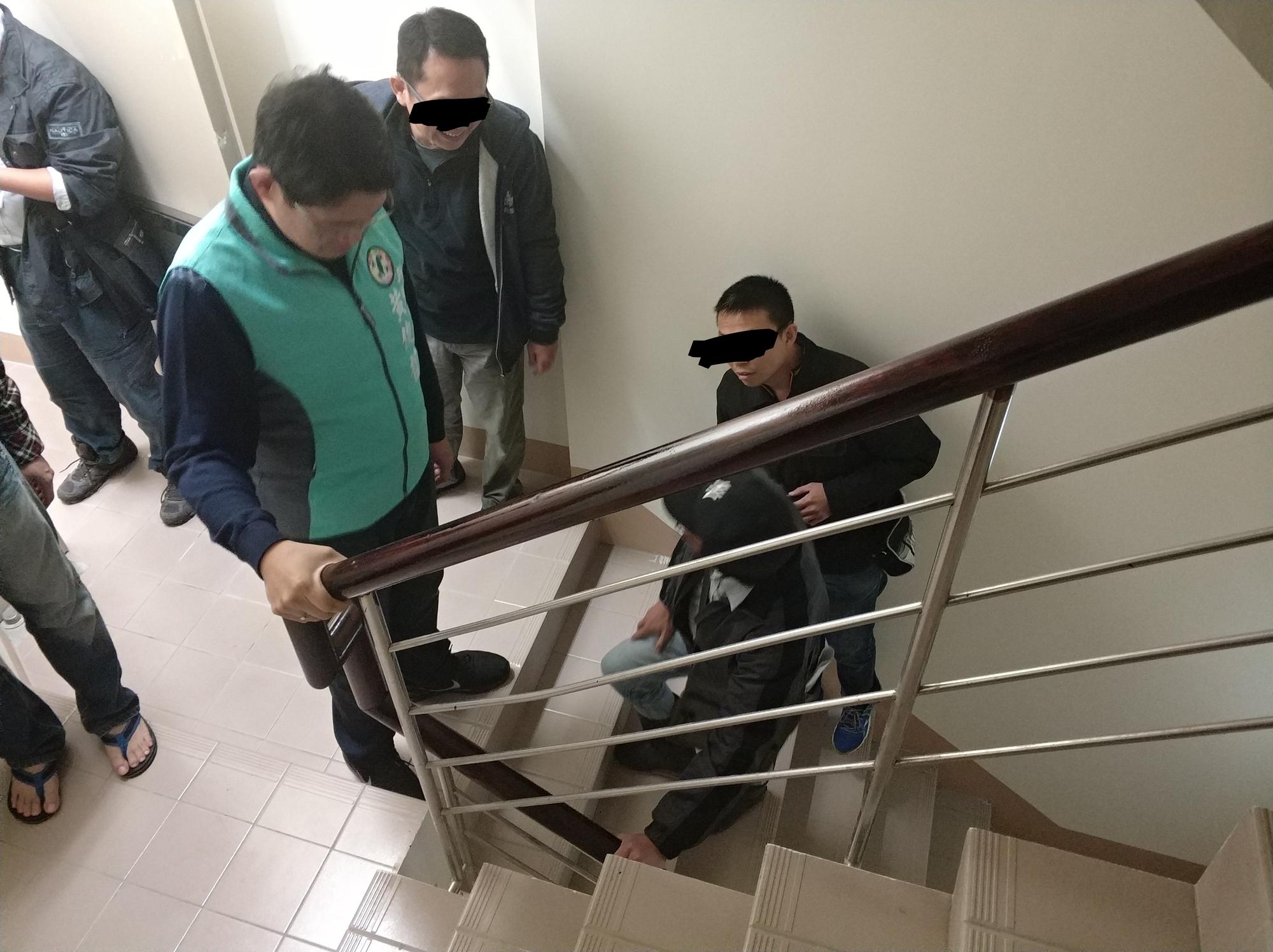 新北市議員黃俊哲陪同住戶勘驗合宜宅,發現多項缺失未改進。