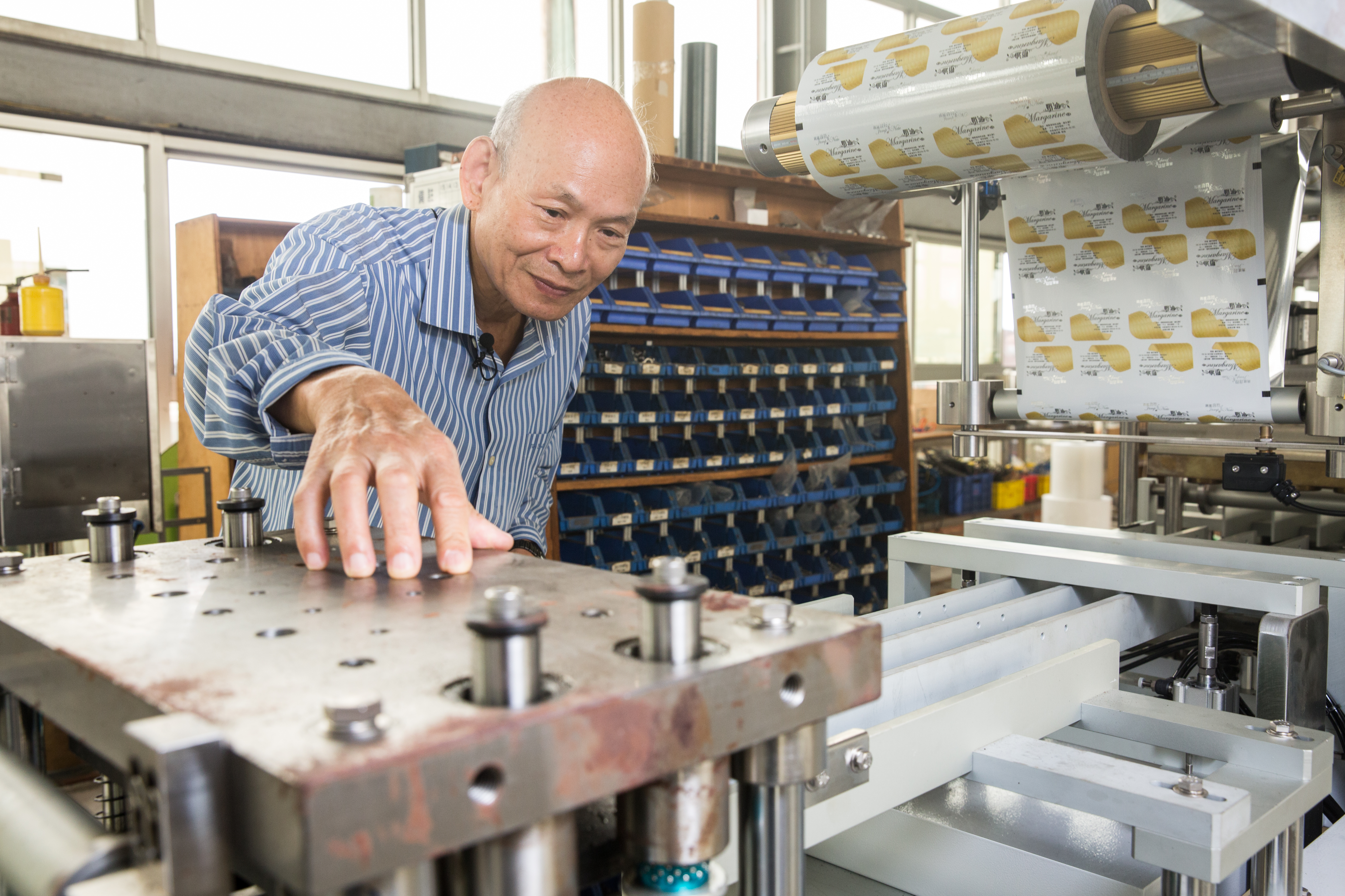 40年前，吳登良在日本看到蚯蚓包裝機得到靈感，因此做起食品包裝機的買賣生意，至今廠內八成機器仍由品高自製。