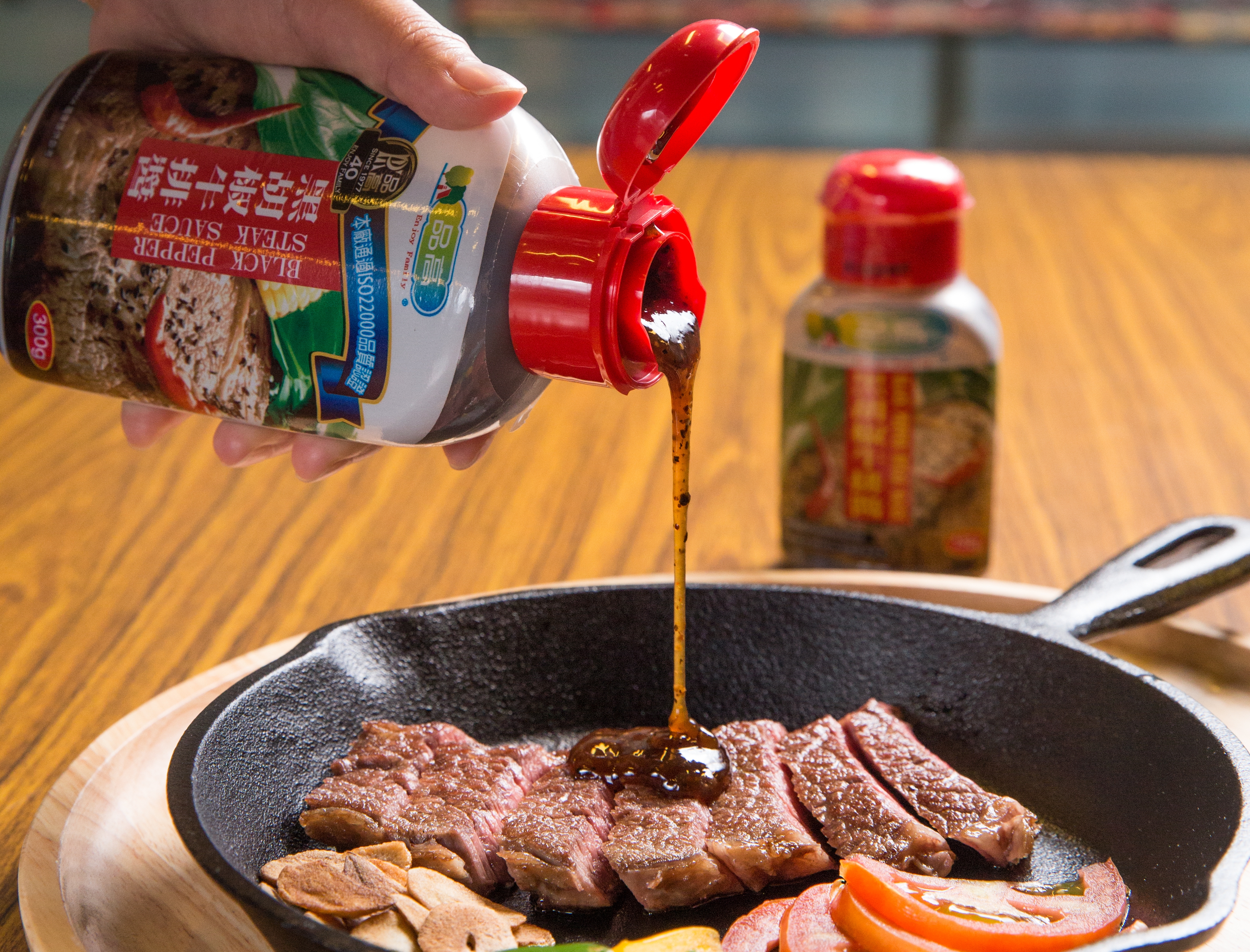 品高最熱賣、也最為人熟知的商品是黑胡椒牛排醬，市占就高達6成。（60元/300g）