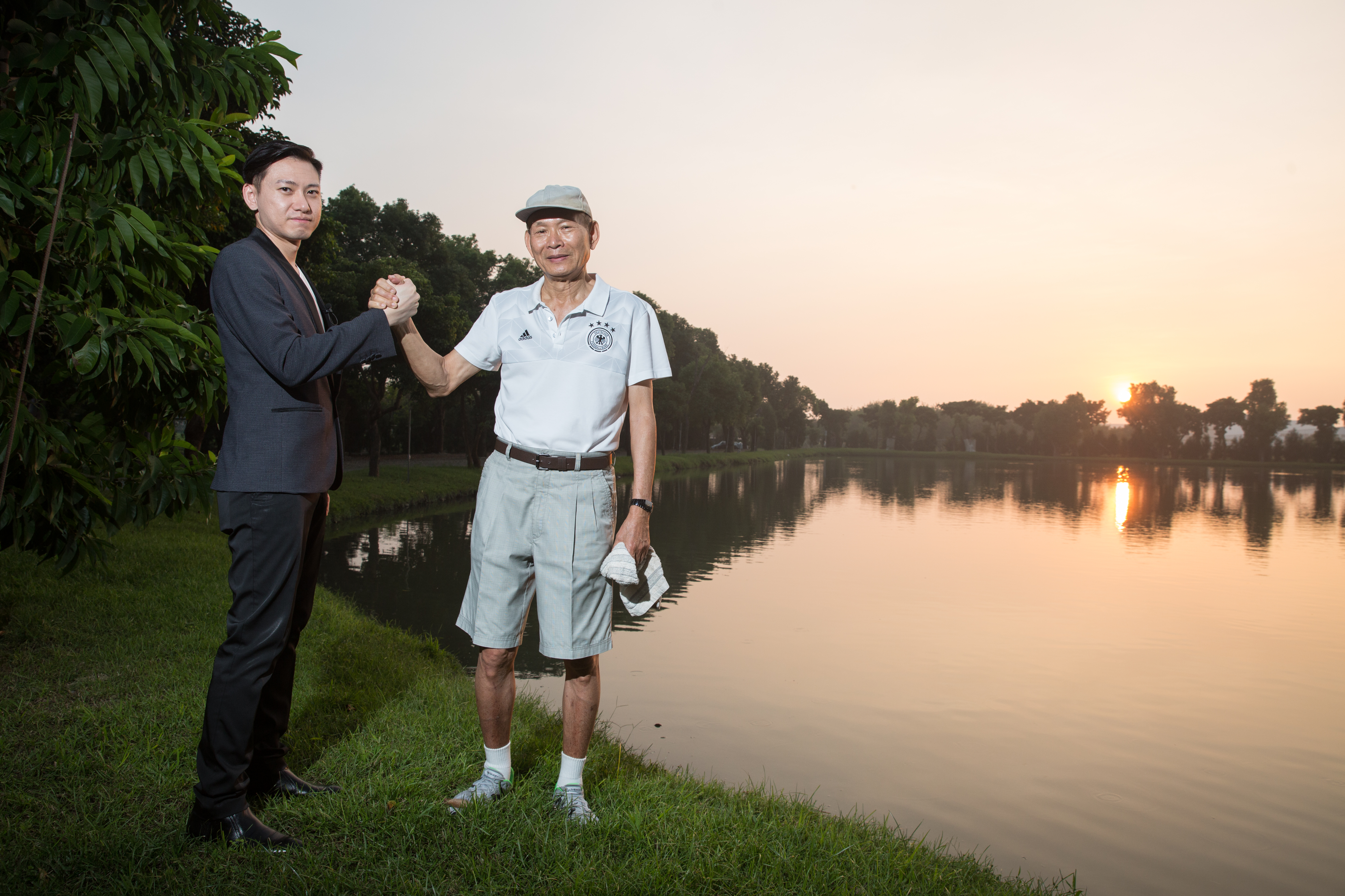 重視家庭生活,吳登良(右)幾乎不應酬,每天回家陪孩子(右)吃飯。