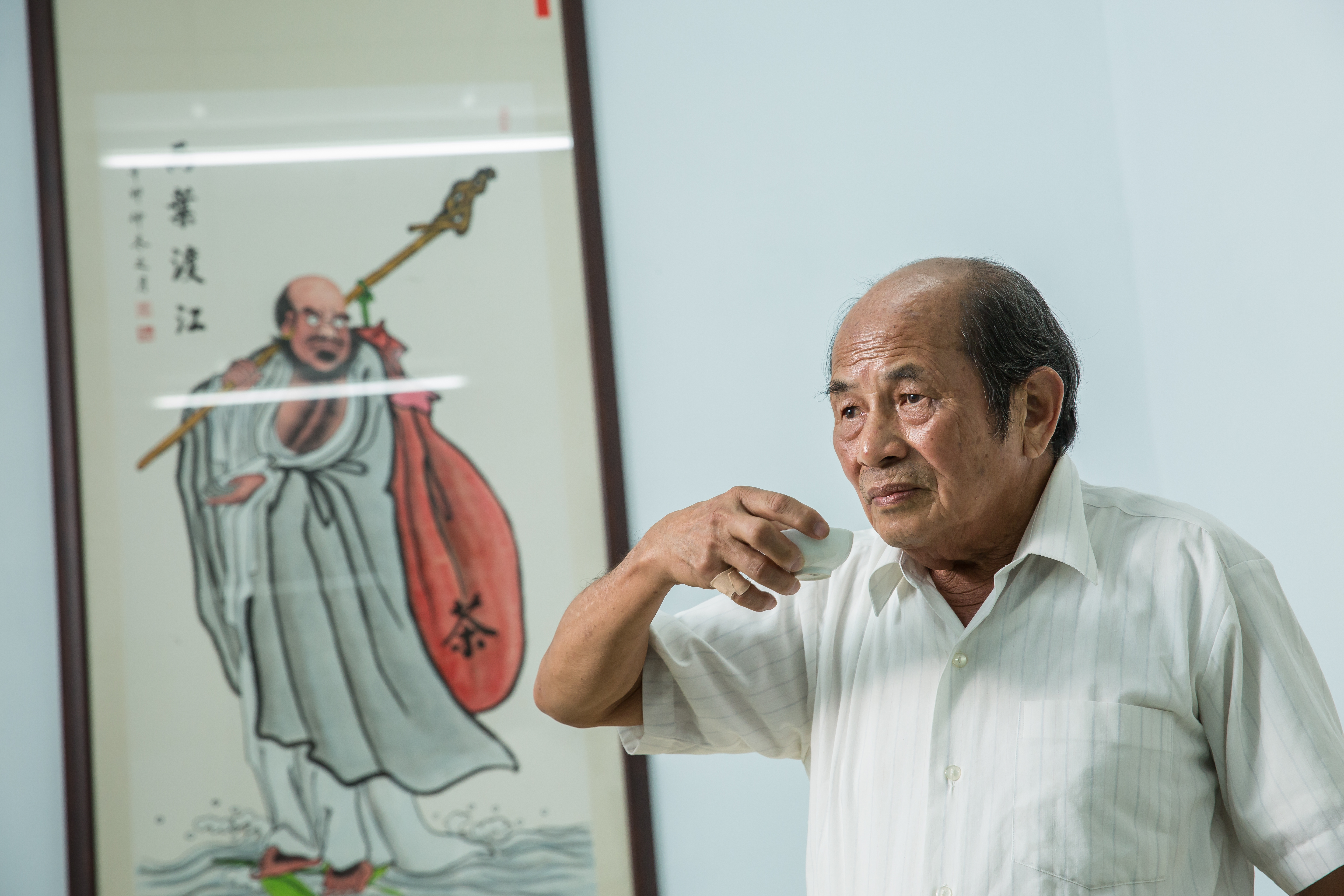 李松連轉學到台北後不久就從表姊家出走,之後的4年都住在台北火車站;而今卻為了種茶而彎腰跪地拔草。