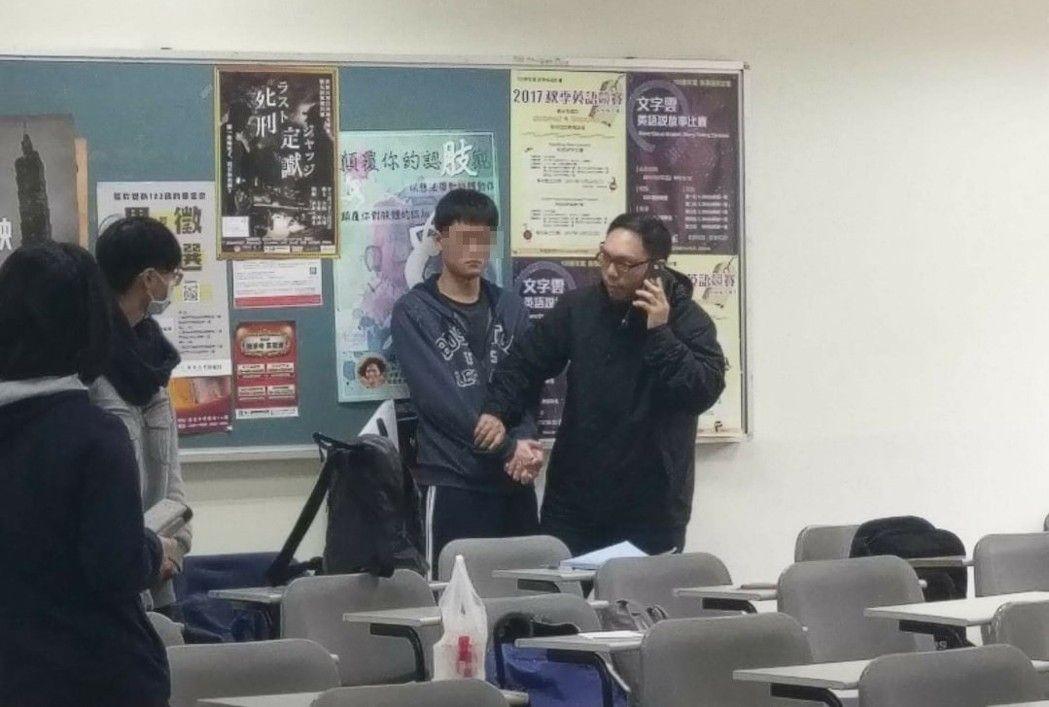 陳姓男學生當場被助教制伏。（翻攝畫面）