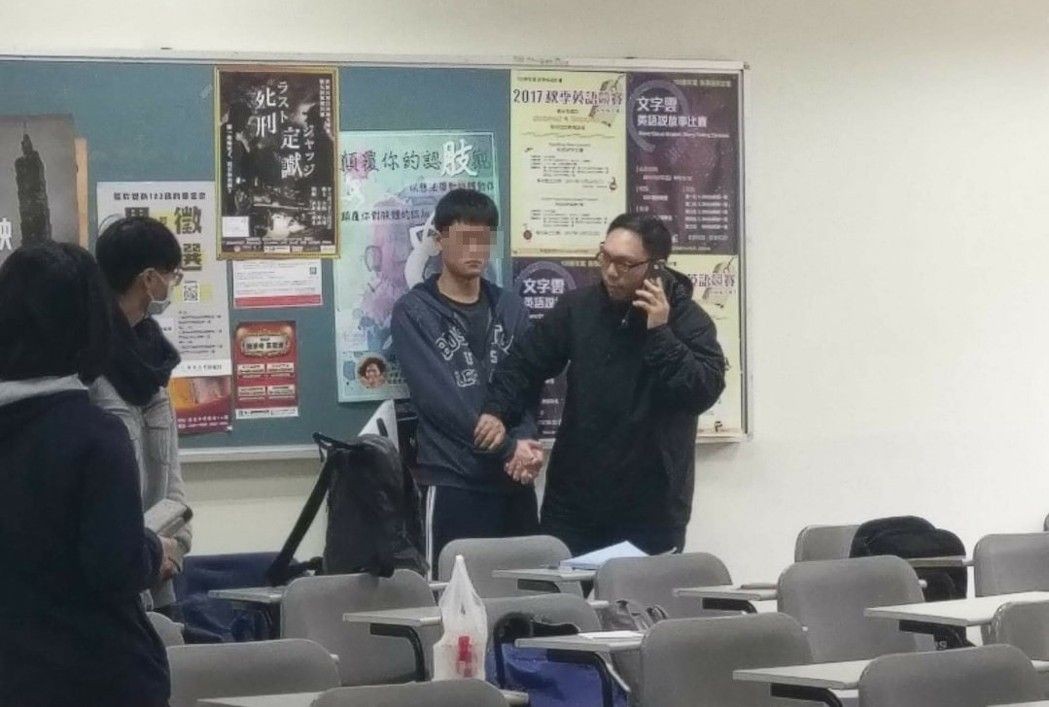 陳姓男學生當場被助教制伏。（翻攝畫面）