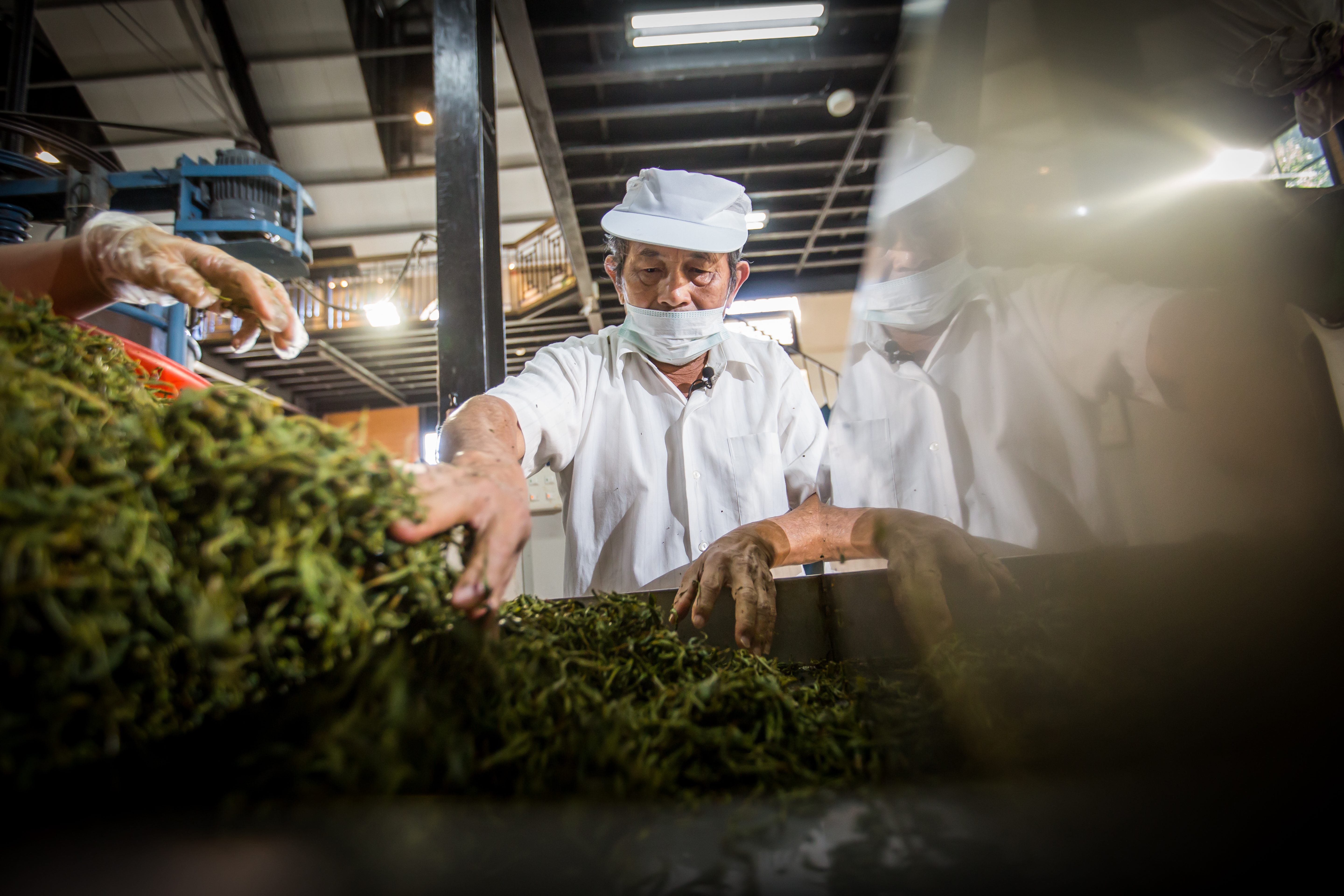 李松連國中時期曾因操行成績不及格，被訓導主任諷為「全國第一名的優良學生」。