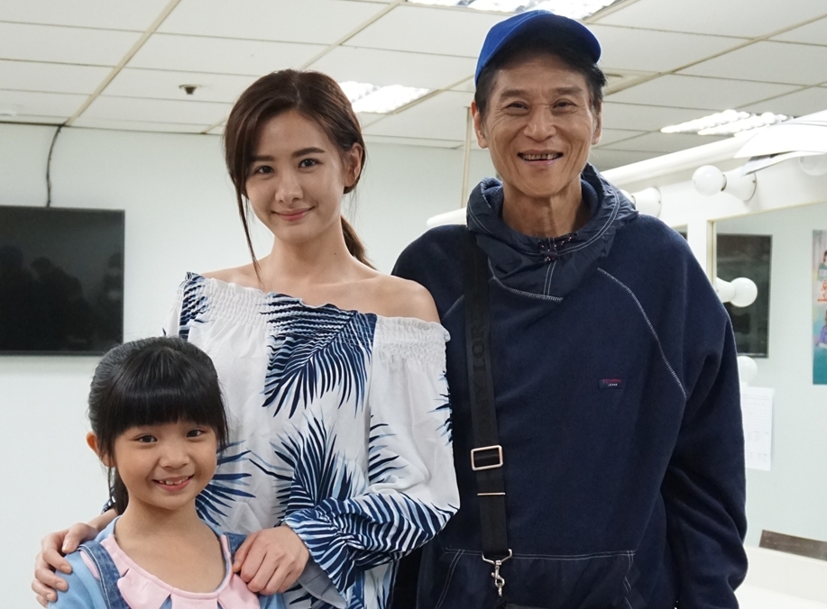 第一次接觸了布袋戲偶，安心亞在戲中跟「老公」喜翔一起表演布袋戲，特別學了拋接、丑角走路、女人走路、梳頭髮、敬禮等很多技巧。（華視提供）