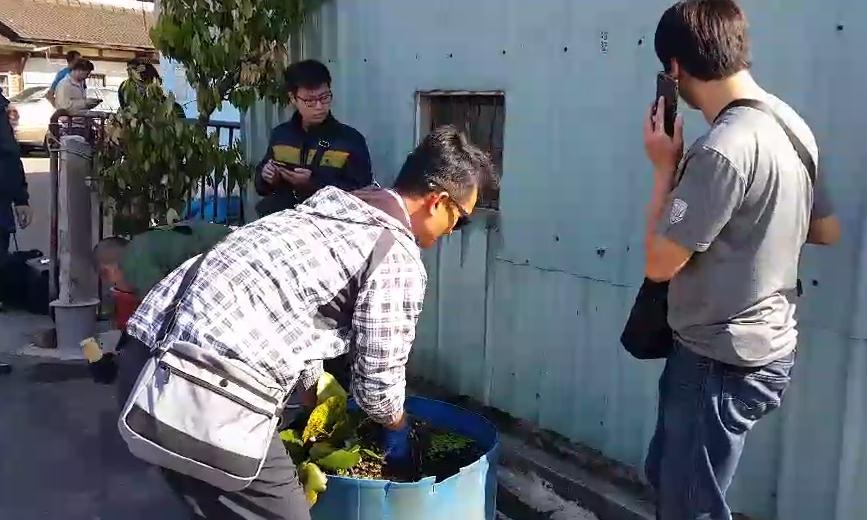 員警在路邊塑膠桶魚缸內發現一包k他命毒品。(警方提供)