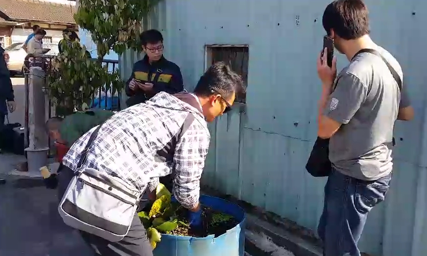 員警在路邊塑膠桶魚缸內發現一包k他命毒品。(警方提供)