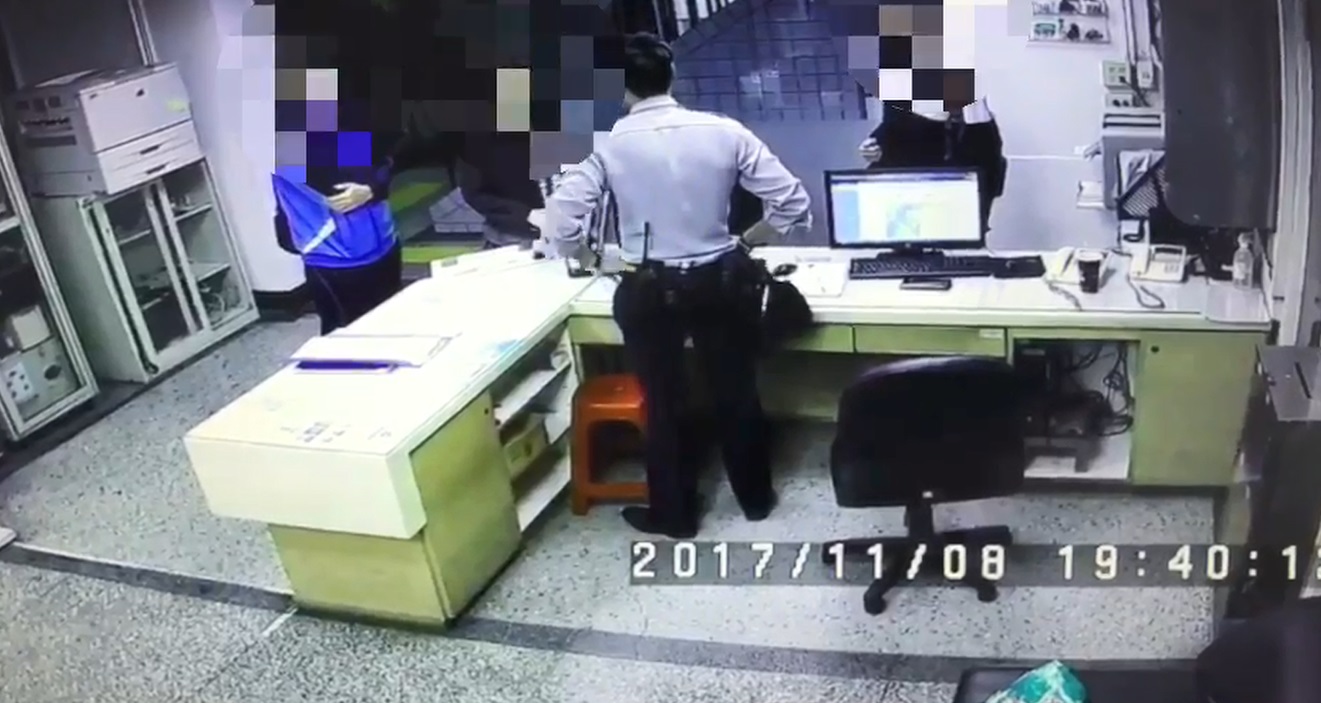 警方通知陳嫌父母到場，最後由父母帶回管教。（翻攝畫面）