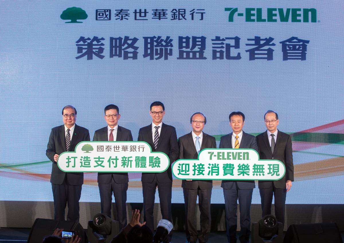 目前約在400家已鋪機的7-11，不用帶錢包只要一張國泰世華信用卡就能付款，而到明年1月底，7-11近一半店數內都能享有這樣的服務。