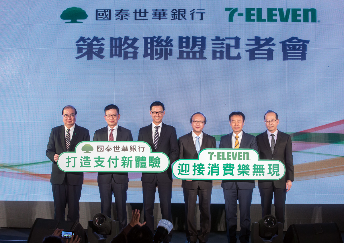 目前約在400家已鋪機的7-11，不用帶錢包只要一張國泰世華信用卡就能付款，而到明年1月底，7-11近一半店數內都能享有這樣的服務。