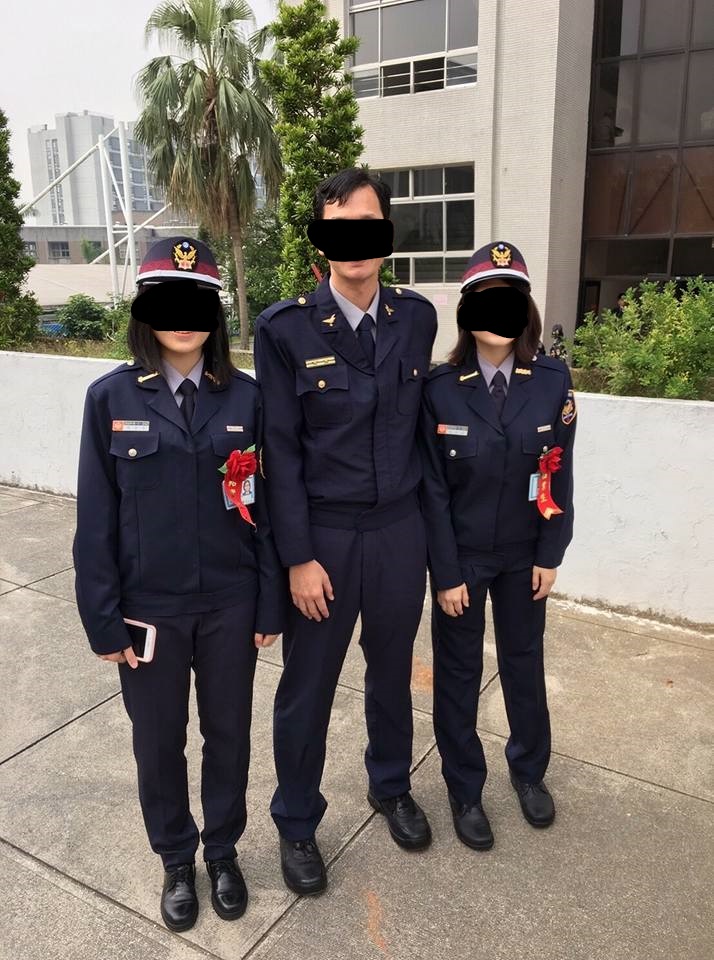 陳姓男大生的父親（中）遭起底，在警界擔任高階警官。（翻攝網路）