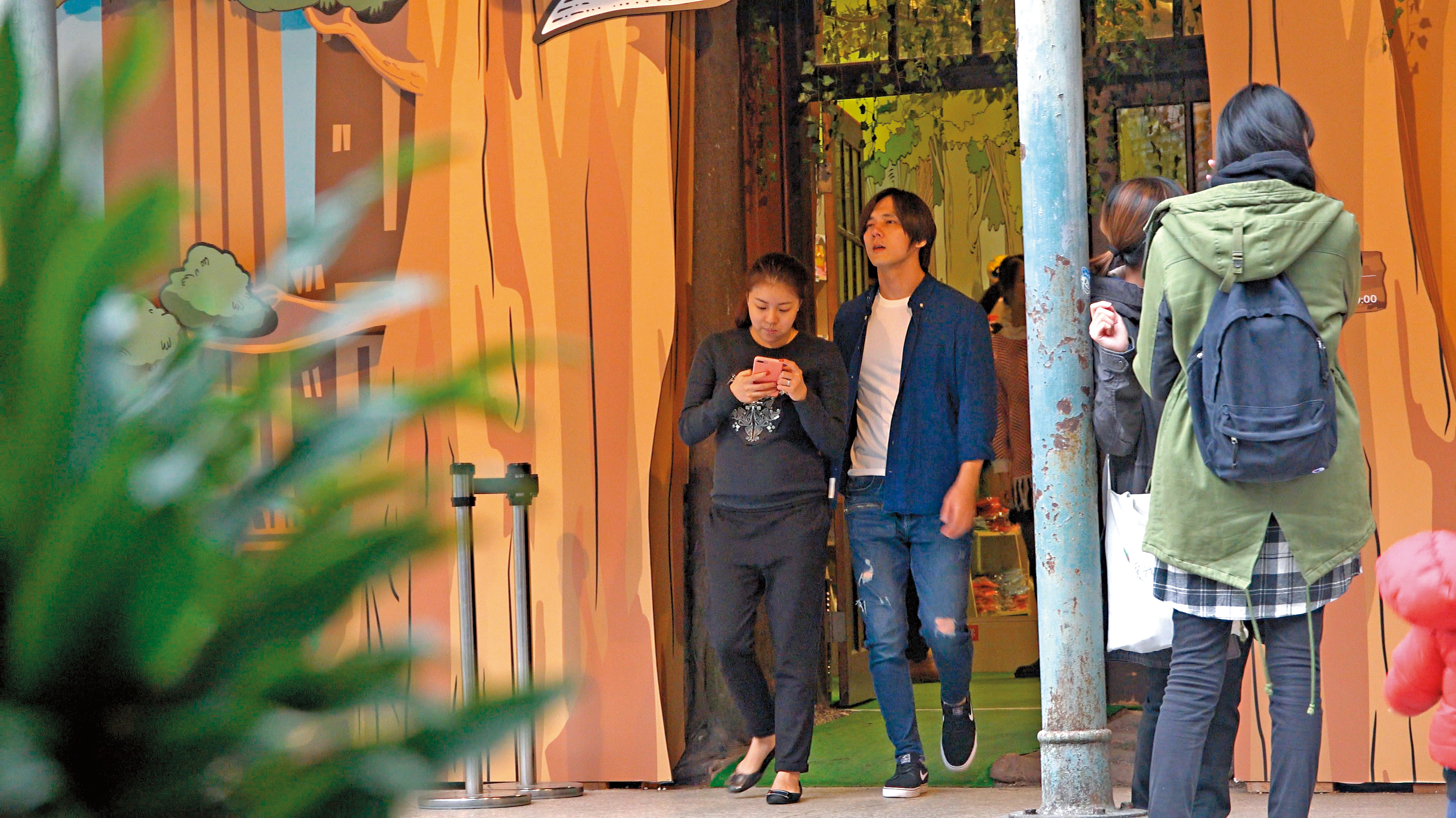 12月05日　14：16　張傑不當藝人後打扮隨興，髮型跟衣服頗有小胖老師袁惟仁的路線，隱約還可見微凸的小肚肚。