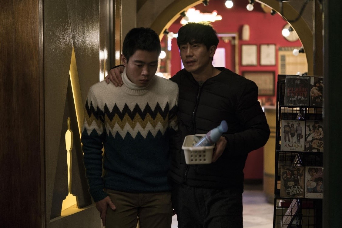 電影《屍蹤7號房》藉由朝鮮族打工者（左）的死亡，探討南韓社會對朝鮮族的歧視問題。（可樂電影提供）