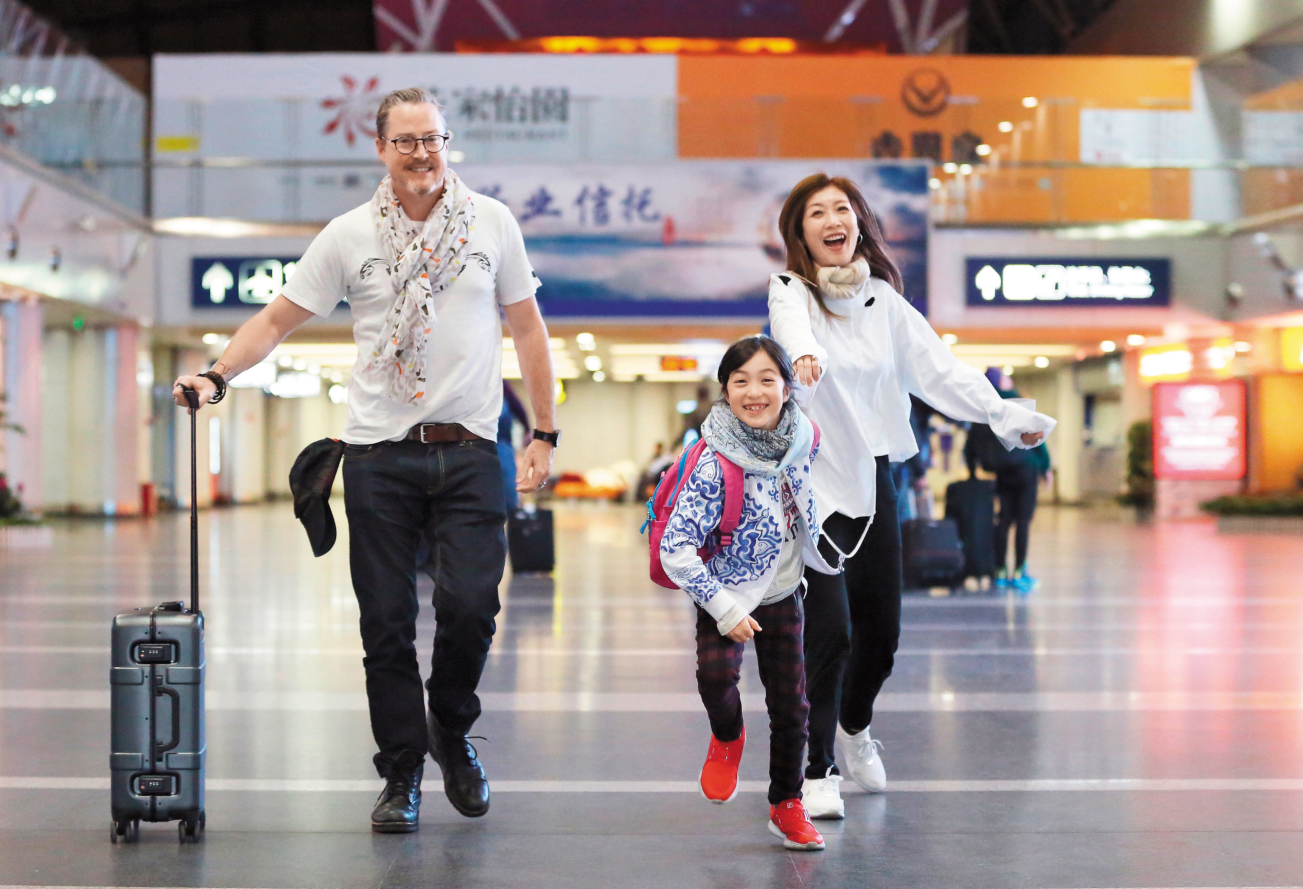 夏天（中）在《爸爸去哪兒》節目與夏克立（左）互動親密，但她和媽媽黃嘉千（右）才是最親近的。（東方IC）