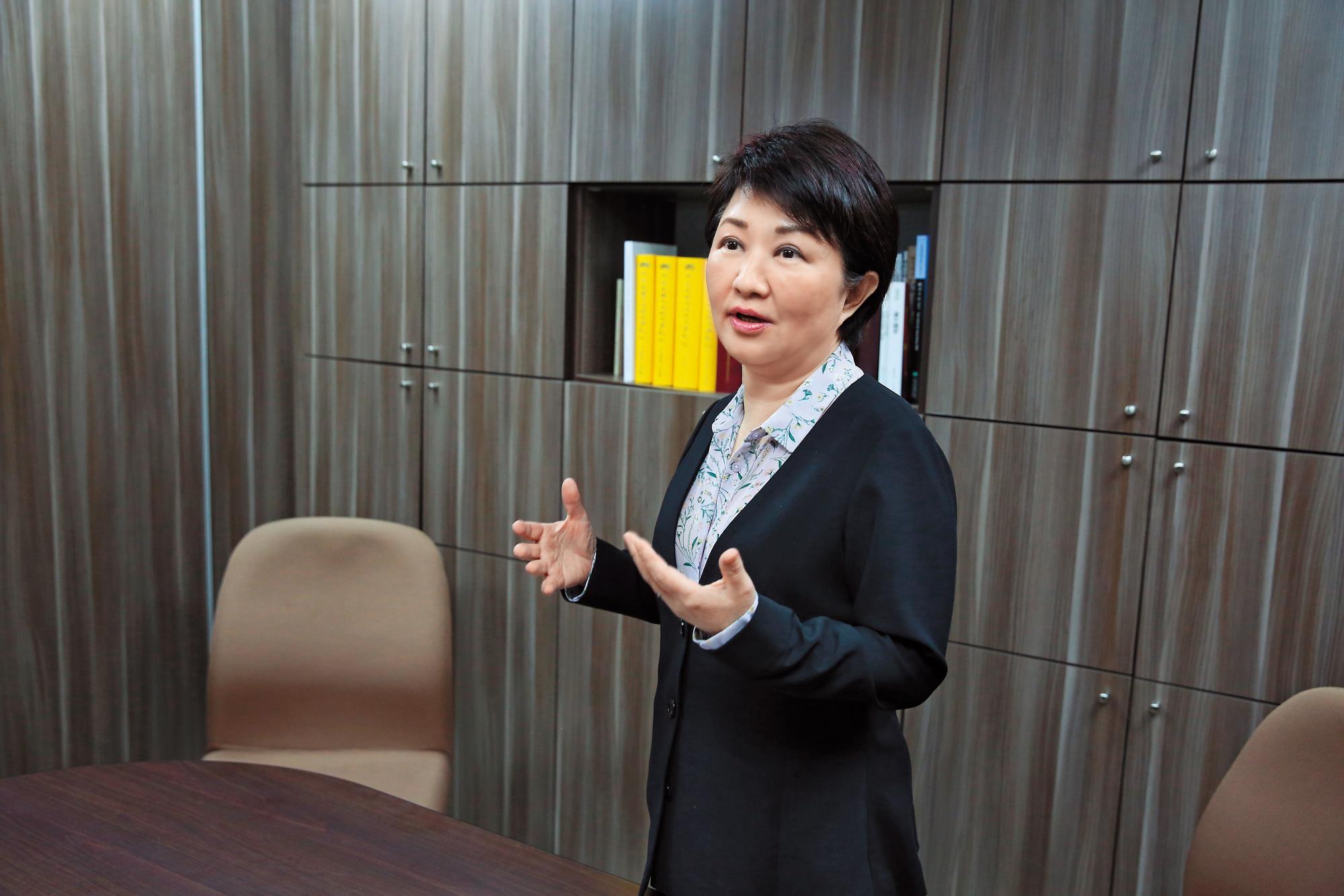 盧秀燕(圖)表態參選台中市長,批林佳龍處理中火換照奇差無比,應先訂定空汙總量管制標準。