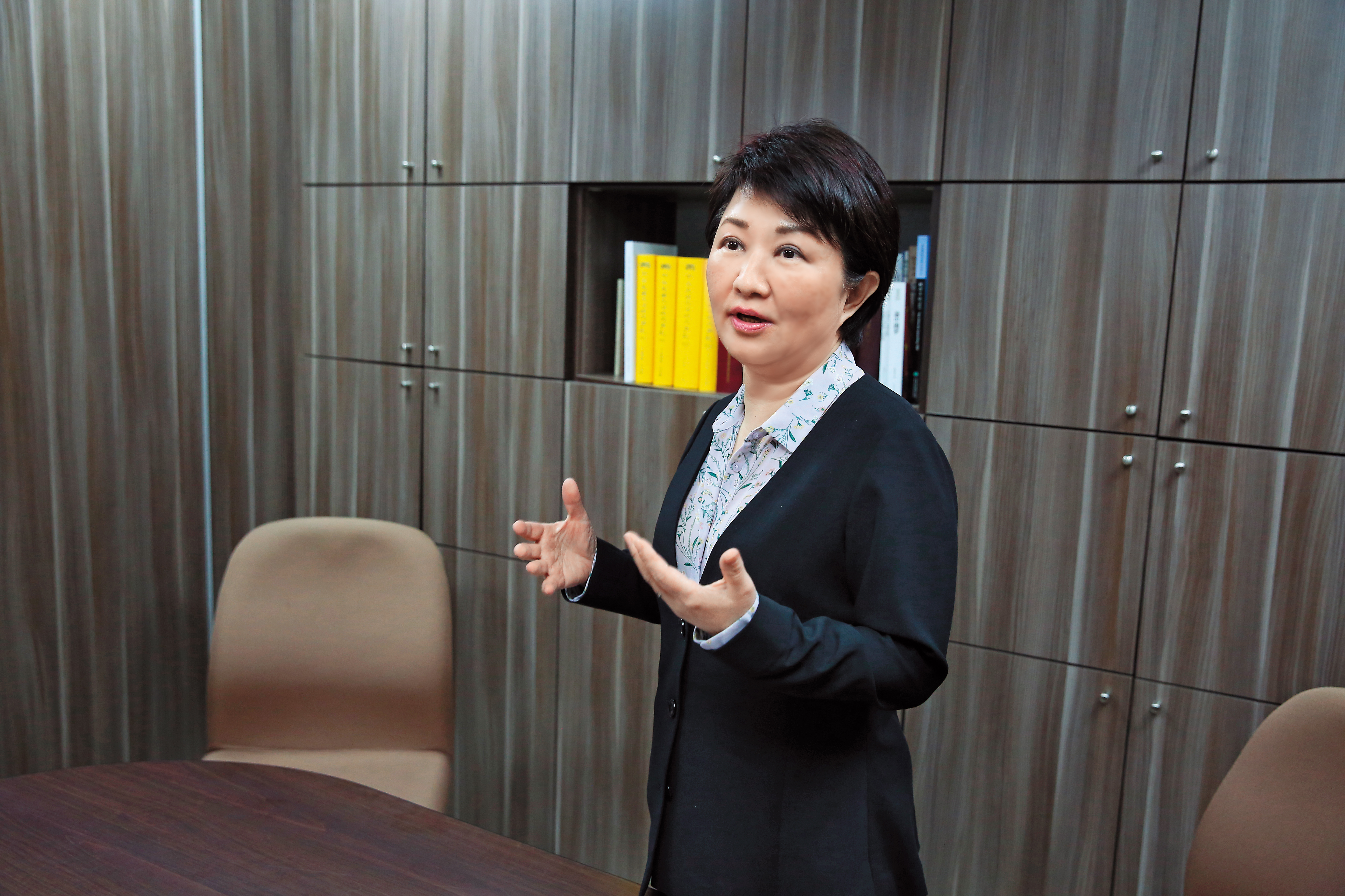 盧秀燕（圖）表態參選台中市長，批林佳龍處理中火換照奇差無比，應先訂定空汙總量管制標準。